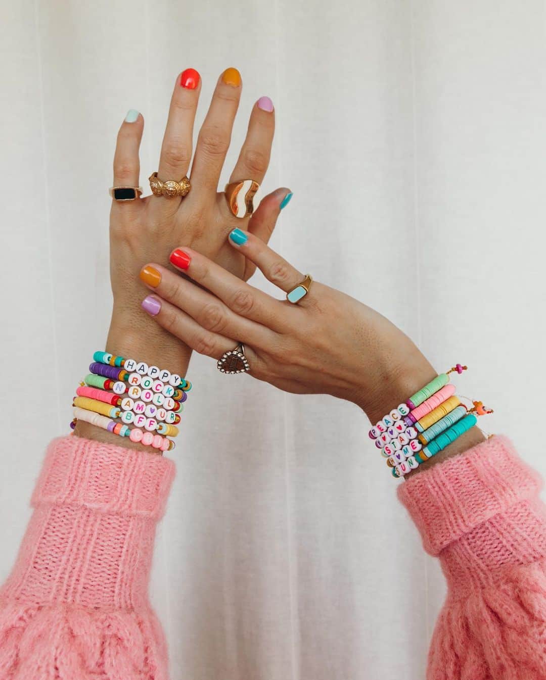 のインスタグラム：「Chicas!! Muchísimas gracias por todo vuestro apoyo a la campaña de mis pulseras solidarias, sois las mejores 💗 Las hemos vendido todas pero estamos trabajando sin parar para reponer nuevos modelos pronto y así conseguir entre todas donar más dinero a @cruzrojaesp y su campaña “Emergencia Coronavirus en España. Os mantengo informadas 👏🏻💋#collagevintagebracelets  Hi folks! Thank you so much for your support and helping me with the solidarity bracelets campaign. You’re the best! All of them are sold out but we’re working really hard to have more back in stock asap and keep donating together for Spanish Red Cross ❤️ I’ll keep you posted 💋」