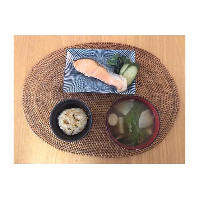 みのり(26)＠東京 ダイエットのインスタグラム：「朝ごはん . . 鮭 ほうれん草 大根の味噌汁 玄米ごはん(のりたま) . . おはよ〜。 昨日は22時に寝ちゃったゼ✨ . 朝は5時に起きて早起きで、 夜は22時に寝て、 ３時間ごとに目が覚めて😂 . . 半年後には身長でも伸びてないかな(のびません) . さ、仕事行ってきまーす。 . . ◉ライザップ公認の紹介アンバサダーです。 〜紹介特典で、お安く入会できます〜 . ▶︎全国どの店舗でもOK ▷２週間のトライアルコースもあります(^_^)/ ▶︎カウンセリング予約前にご連絡ください . ◎入会やカウンセリングをお考えの方、 ご質問なども、DM✉️ください。 . ★トレーニング見学もできます★ . 📺RIZAP TVCM出演 🏅RIZAP BMG ファイナリスト2017.2018 . #rizap #ライザップ . #ダイエット #diet #レコーディングダイエット #ダイエッター #公開ダイエット  #朝ごはん #morning #糖質オフ #食べて痩せる #おうちごはん #食べる #糖質制限 #低糖質ダイエット #和食 #クッキングラム #自炊女子 #腸内環境 #食事管理 #栄養 #fitmeal #oneplate #cleanmeals  #lowglycemic #玄米 #まごわやさしい」
