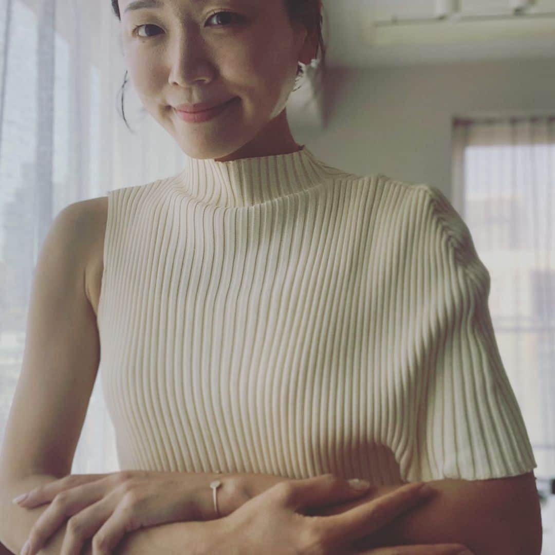 のインスタグラム：「・ ・ おはようございます🌞  昨日は全身白にしたかった日 久々にパジャマまで麻の白にした  アシンメトリーなトップスはたぶん5年くらい前の 当時より今の方がしっくりくる 今日はどんなテーマにしようかな？  ステキないちにちになりますように ・ ・ #life #fashion #stayhome #staysafe」