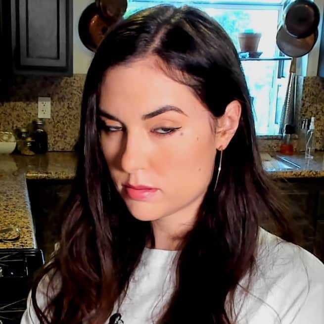 サーシャ・グレイのインスタグラム：「Possessed or over it? Find out now on #secretsauce the quarantine edition! Only on Twitch @ sasha grey」
