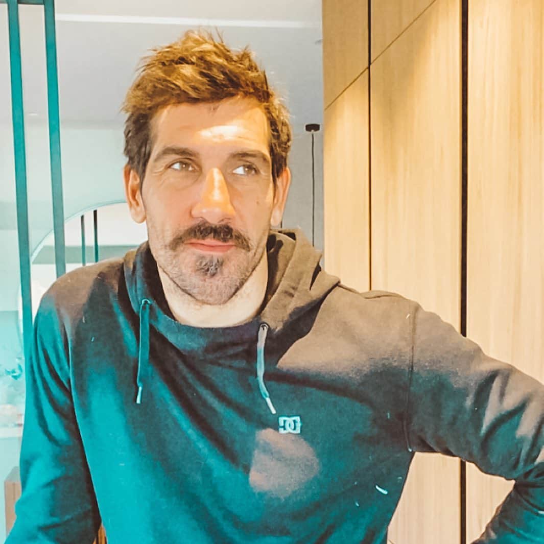 ゴルカ・イライソス・モレノのインスタグラム：「"A veces todo se complica y parece que la vida está molesta contigo, pero es todo lo contrario, es un aprendizaje. Porque de vez en cuando, se juntan los problemas y no tienes ganas de nada, pero salir de ese túnel hará que te merezcas la luz del sol. Salir de los malos momentos hará que valores los buenos". #quedateencasa #home #casa #empiezaladesescalada #luzalfinaldeltunel」