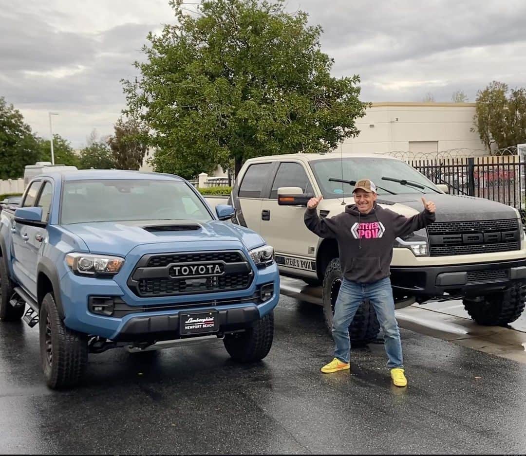 スティーブのインスタグラム：「Kevin from @cyber.garage is not only one of the nicest guys around he also has one of the nicest and most unique and diverse car collections too.  Today’s video I show you some of his cars that you may not know he owns. Video link in profile  アメリカでもトヨタタコマはよく見ますがマニュアル車でこの色は珍しいですね！フォードラプターにも負けてないかも？！なかなか良い車でした！！」