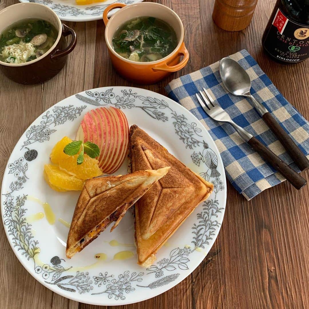 宮前真樹のインスタグラム：「#morning  久しぶりにホットサンド 卵とベーコンとトレビスの千切り ギュッと挟んだら放置するだけ 楽ちーん #ホットサンド スープは畑で収穫した小松菜と ホワイトマッシュルームと卵白ふんわり。 #朝ごはん 朝は白湯を飲みながら始めます 身体を温めてご飯を食べて お風呂に入ってストレッチして洗濯 これが8時台には全て終わってる。 #前のめりな1日 #おうちでオーガニック」