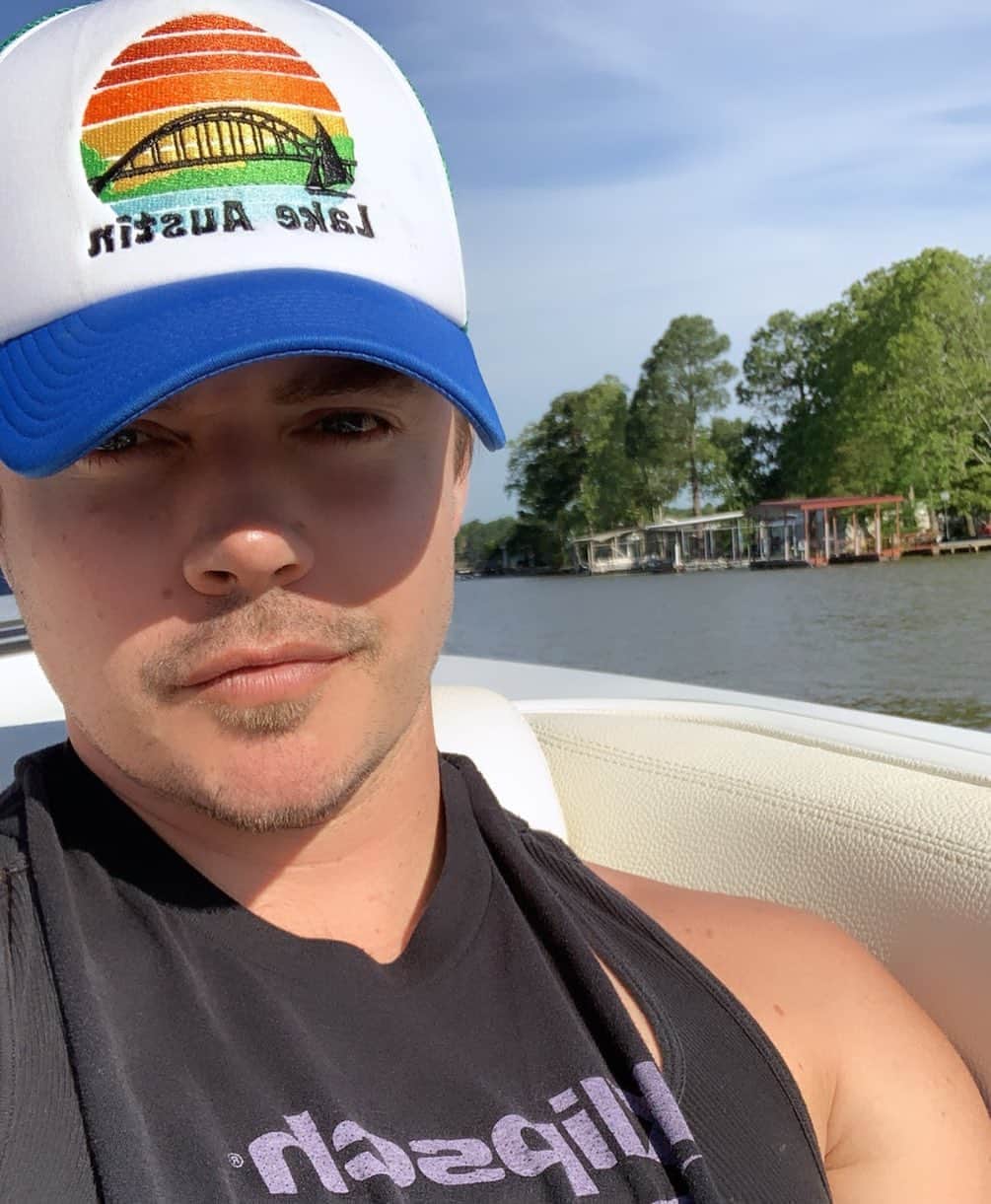 ジョッシュ・ヘンダーソンのインスタグラム：「Happy Friday y’all. Hope y’all are happy healthy and safe. 🙏🏽🙏🏽 #lakehatdontmatchthelakeimon 🤷🏼‍♂️」