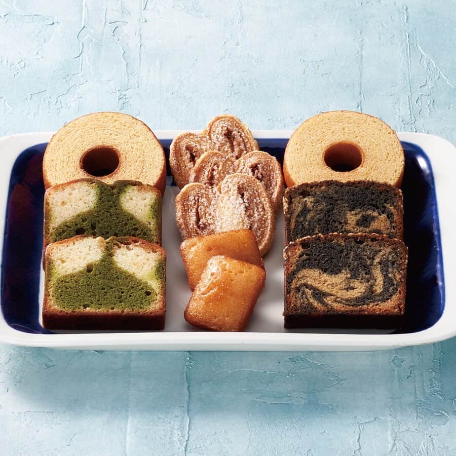 KIHACHI公式Instagramさんのインスタグラム写真 - (KIHACHI公式InstagramInstagram)「オンラインショップでは、パティスリー キハチの季節の焼菓子ギフトをご用意しました。  写真は「シーズナルギフト  5種11個入」です。  ケークは美味しさだけでなく、2色づかいやマーブル模様といったかわいらしいルックスにもこだわりました。 バームクーヘンやマドレーヌなどの定番の焼菓子との詰合せは、年齢や世代を選ぶことなく愛されるギフトです。 . ■販売店舗　キハチオンラインショップの他、楽天、PayPayモール、Amazon でもお取扱いがあります。 . ■販売期間　2020年4月20日～ . ※数量限定のため、販売終了の際はご了承ください。  詳細はプロフィールのリンク( @kihachi_official )からキハチオンラインショップをご覧ください。  緊急事態宣言に伴う店舗の臨時休業により、お客さまにはご不便をおかけしますが、何卒ご理解賜りますようお願い申し上げます。 オンラインショップでは皆さまの大切なひとへの贈りものや、ご自宅でお楽しみいただけるスイーツをお届けいたします。 . . #キハチ #パティスリーキハチ #KIHACHI #patisseriekihachi #母の日 #母の日ギフト #母の日プレゼント #母の日のプレゼント#シーズナルギフト #STAYHOME #STAYATHOME #おうち時間」5月2日 7時34分 - kihachi_official