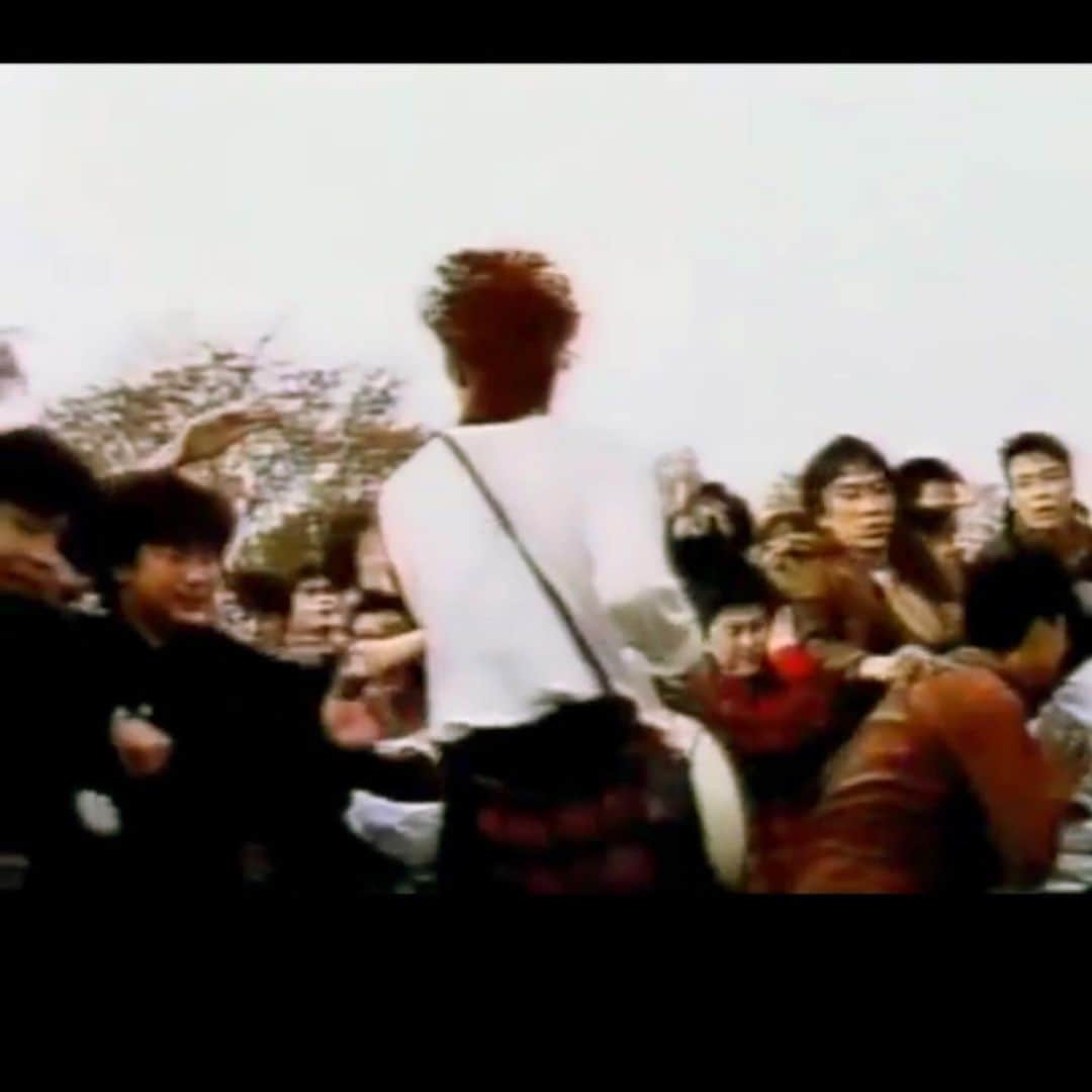 森純太さんのインスタグラム写真 - (森純太Instagram)「GWギターウィーク第2弾 「全部このままで」YouTubeアップしました。  1988年5/21のdébut曲。 (MVのホコ天LIVE映像は4/3撮影🎥) JSWは1980年にJUNSKYWALKERとして結成していたから8年越しのデビュー。  MV撮影の日は快晴。 どうにか情報を聞きつけて集まってくれたお客さん(SNSなんて無いから)と急遽セキュリティに回ってくれたTOY'S FACTORY、badmusicスタッフそれに学園関係者どうもありがとうございました。  レコーディングは都内で済ませた後にニューヨークのスタジオでMIXダウン(エンジニア、ゴーホトダ&ロンセイントジャーメイン)。 まだレコーディングはアナログテープを回して録ってたし、レコード盤で発売していた時代。  この曲、晴々しいほどシンプルで好き。  さぁみんな一緒に歌おう！ (手拍子と足踏みもヨロシクね。) I  ーーーーーーーーーーーーーーーーーーーー  @mj__warehose  ーーーーーーーーーーーーーーーーーーーー  FM西東京　森純太の「Rock’n’Roll FromWestCity」  5月3日(日)16:00～16:30  第三回目放送。  アプリ「FM＋＋」をダウンロード後、全国でお聴き頂けます。  メッセージ待ってるよ！  ーーーーーーーーーーーーーーーーーーーー  #森純太  #youtube  #全部このままで #ジュンスカ #MV #ホコ天 #gethappy #marqueemoone #début #デビュー曲 #レコード #アナログ #gw  #ギターウィーク #tbgo #lespaulcustom  #lespaul #レスポールカスタム  #レスポール #stayhome  #ラジオ #FM西東京」5月2日 13時18分 - juntamori