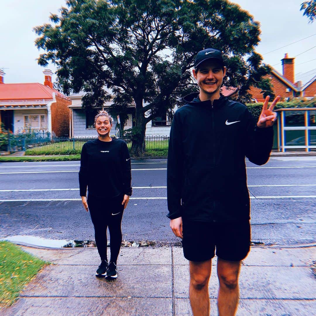 フィービー・ディ・トマソのインスタグラム：「2/3 of the fam is better than none 🖤 @renard_rb @tefansay (so out of practice w the chatting + running situ RN) #yefam #runwithren #threesacrowd #selfcaresaturday」