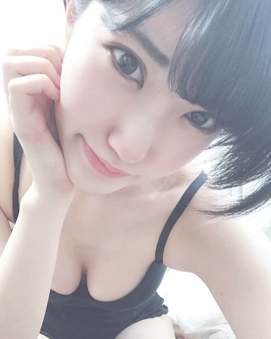 東条蒼のインスタグラム：「＊ ・ ・ おはょぴ🐥 ・ ・ 寝起き良すぎてびっくりしてる。 ・ たぶんきっと、、、 寝てないから逆に、ってやつやと思う笑 ・ ・ 今日は暑そうなので、このままいっちゃおかな。 ・ ・ ・ ・ いゃ、冗談だよ？笑 ・ ・ ・ ではではみなさん、GWゆっくりとお過ごしくださいまし💕 ・ ・  #東条蒼 #クルーズグループ #セクシー女優 #av女優 #眼鏡 #黒髪 #ショート #followｍe #following #japan #girl #photooftheday #tagsforlikes #instalike  #台湾 #香港 #粉我 #拍照 #照片 #人像攝影」