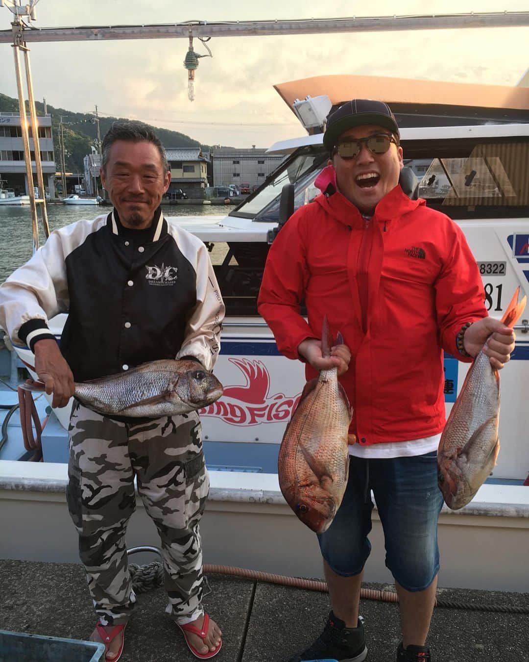 田崎佑一さんのインスタグラム写真 - (田崎佑一Instagram)「「みんなの釣り画像で日本を元気に」 @gg_galixon ガリガリガリクソンさんからバトンが回ってきました！ありがとうございます！  そうなんです！僕、釣り大好きなのです！！！過去の釣り画像貼りまーす！  1枚目は舞鶴の鯛！舞鶴「魚菜もも」の大将と！タイラバで爆釣でした！  2枚目は大阪湾でシーバス！めちゃくちゃデカいのが釣れました！  3枚目はシーバス狙いでまさかまさかのブリ！！！ 4枚目は種子島のカンパチ！！！すんごいパワーでした！！！ また思いっきり釣りしたいなぁー！！！ しかし今は我慢です！！！ 次はこの方にバトン回します！お願いします！  門脇佳奈子ちゃん！ @kanakoofficial  よろしくですー！！！ #みんなの釣り画像で日本を元気に」5月2日 8時06分 - tasakipan