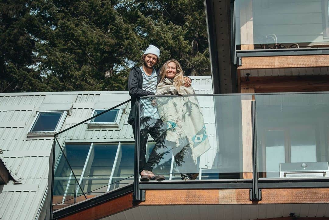 ジェイミー・アンダーソンさんのインスタグラム写真 - (ジェイミー・アンダーソンInstagram)「Home sweet home! 💙  Thank you @chadchomlack for including us in you “porch-raits” series and helping raise funds for the Whistler/Pemberton food banks 🙏✨💙 You guys can also spread the love by donating at the link on @whistlercommunityservices page ✨✨✨ hope everyone is having a Good Friday! ☀️」5月2日 8時00分 - jamieanderson