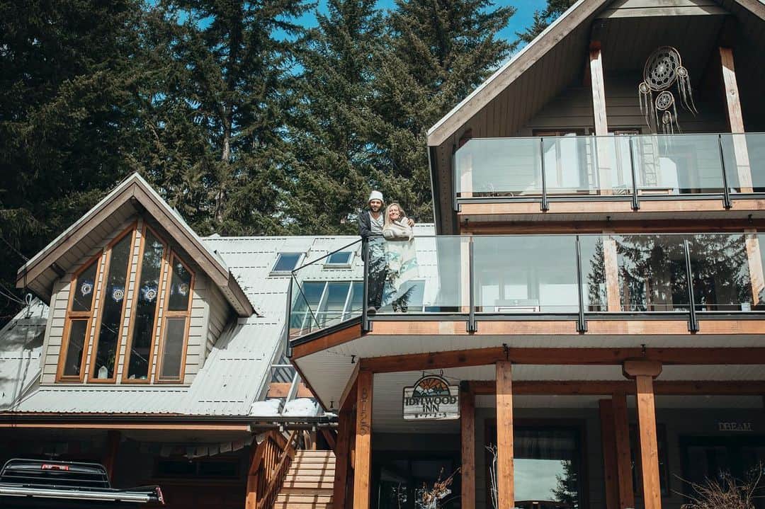 ジェイミー・アンダーソンさんのインスタグラム写真 - (ジェイミー・アンダーソンInstagram)「Home sweet home! 💙  Thank you @chadchomlack for including us in you “porch-raits” series and helping raise funds for the Whistler/Pemberton food banks 🙏✨💙 You guys can also spread the love by donating at the link on @whistlercommunityservices page ✨✨✨ hope everyone is having a Good Friday! ☀️」5月2日 8時00分 - jamieanderson
