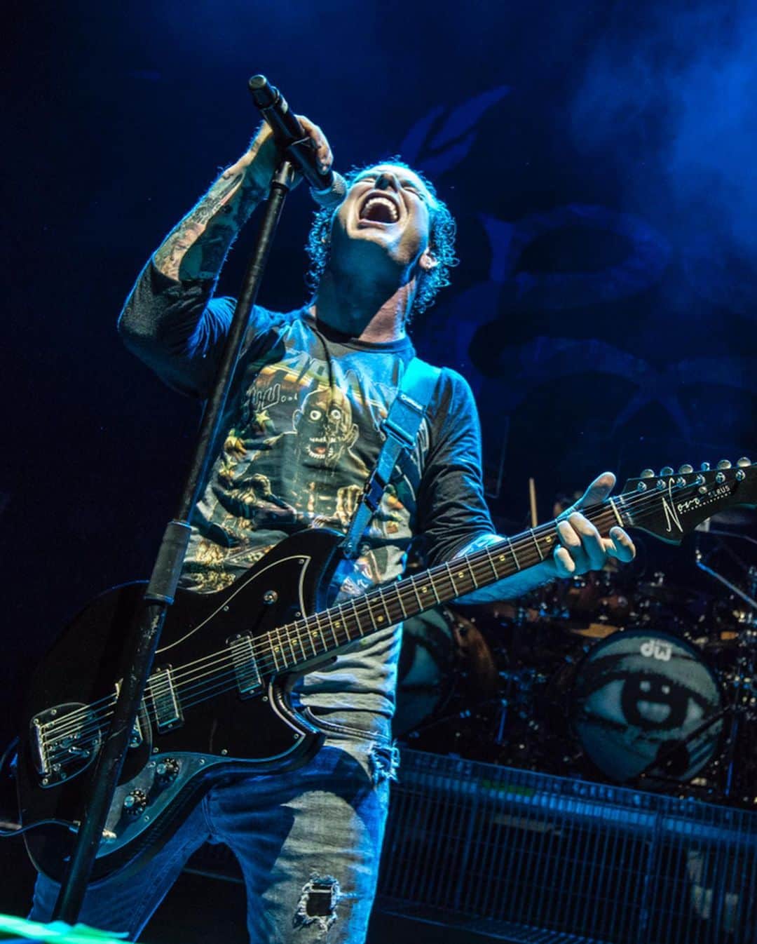 Stone Sourのインスタグラム：「@coreytaylor is auctioning off 13 guitars from his personal collection to raise funds to benefit @directrelief's COVID-19 efforts. Each guitar is used & autographed, and comes with a case and certificate of authenticity. You can place your bids by following the link in our bio.」