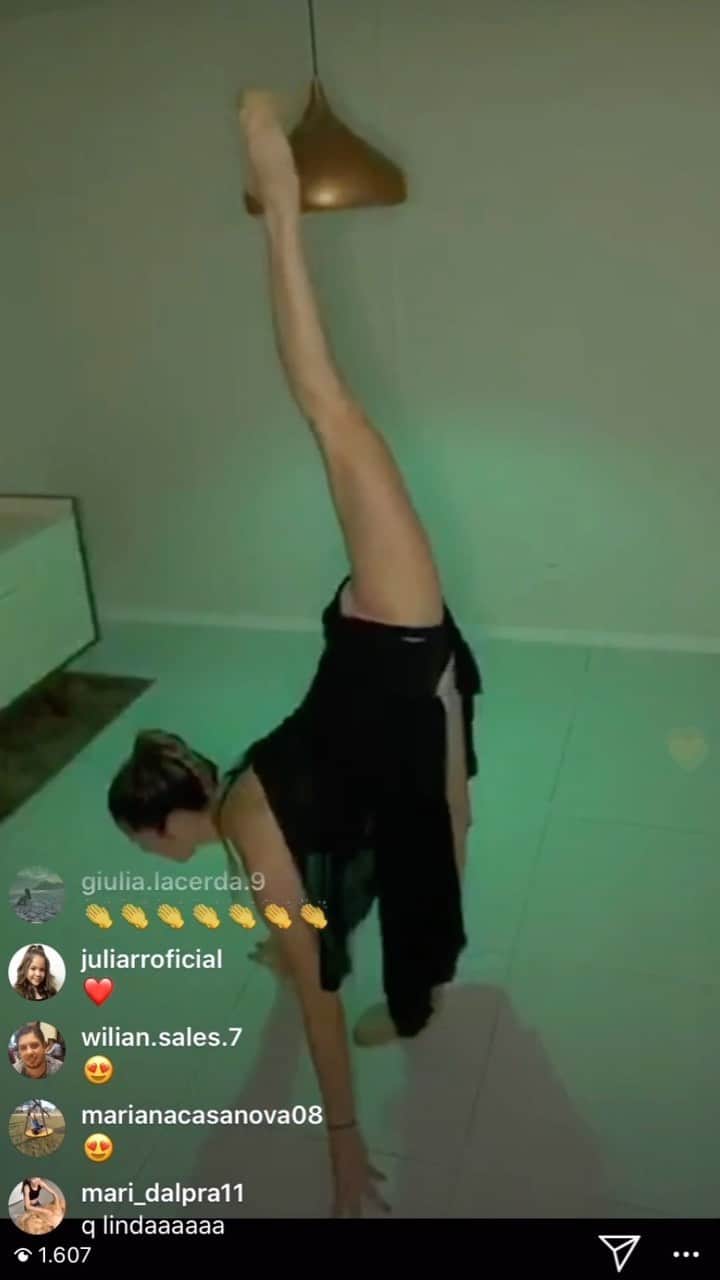 ナターリア・ガウジオのインスタグラム：「Gente... eu gravei a live que eu fiz ontem aqui no meu instagram, por que sei que nem todos conseguiram assistir e como recebi muitas mensagens lindas de pessoas que se emocionaram com a minha apresentação, quis deixar postado aqui no IGTV pra que eu possa alcançar mais e mais pessoas com essa mensagem e com essa apresentação onde eu me entreguei e coloquei todo meu amor pra vocês!! São nesses momentos que percebo o quanto eu amo o meu esporte, o quanto a Ginástica Rítmica significa TUDO pra mim!! Pois quando me apresento, mesmos nessas condições totalmente adversas, são os momentos onde me sinto completamente feliz, leve e realizada e também consigo esquecer de todos os problemas, tristeza e caos e que estamos vivendo!! Por isso, quis compartilhar com vocês esse momento que foi muito especial pra mim, tentando levar pra vocês um pouquinho também de alegria, de esperança, de fé, de amor e de paz... Que por alguns minutos nós possamos sentir o nosso mundo unido e em paz novamente!! E aqui também deixo a tradução da música, pra que vcs entendam o por quê foi a música escolhida por mim:  Imagine que não existe paraíso É fácil se você tentar Nenhum inferno sob nós Acima de nós apenas o céu Imagine todas as pessoas Vivendo o presente  Imagine que não há países Não é difícil Nada por que matar ou morrer E nenhuma religião também Imagine todas as pessoas Vivendo a vida em paz  Você pode dizer que sou um sonhador Mas eu não sou o único Tenho esperança de que um dia você se unirá a nós E o mundo será um só  Imagine que não existe propriedades Será que você consegue? Sem ganância ou fome Uma fraternidade do Homem Imagine todas as pessoas Compartilhando o mundo inteiro  Você pode dizer que sou um sonhador Mas eu não sou o único Tenho esperança de que um dia você se unirá a nós E o mundo será um só 🥰🙌🏻🎵🤸🏼‍♀️✨❤️ #love #imagine #peace #world #ibelieve #everythingisgonnabealright #rhythmicgymnastic #gala #faith」