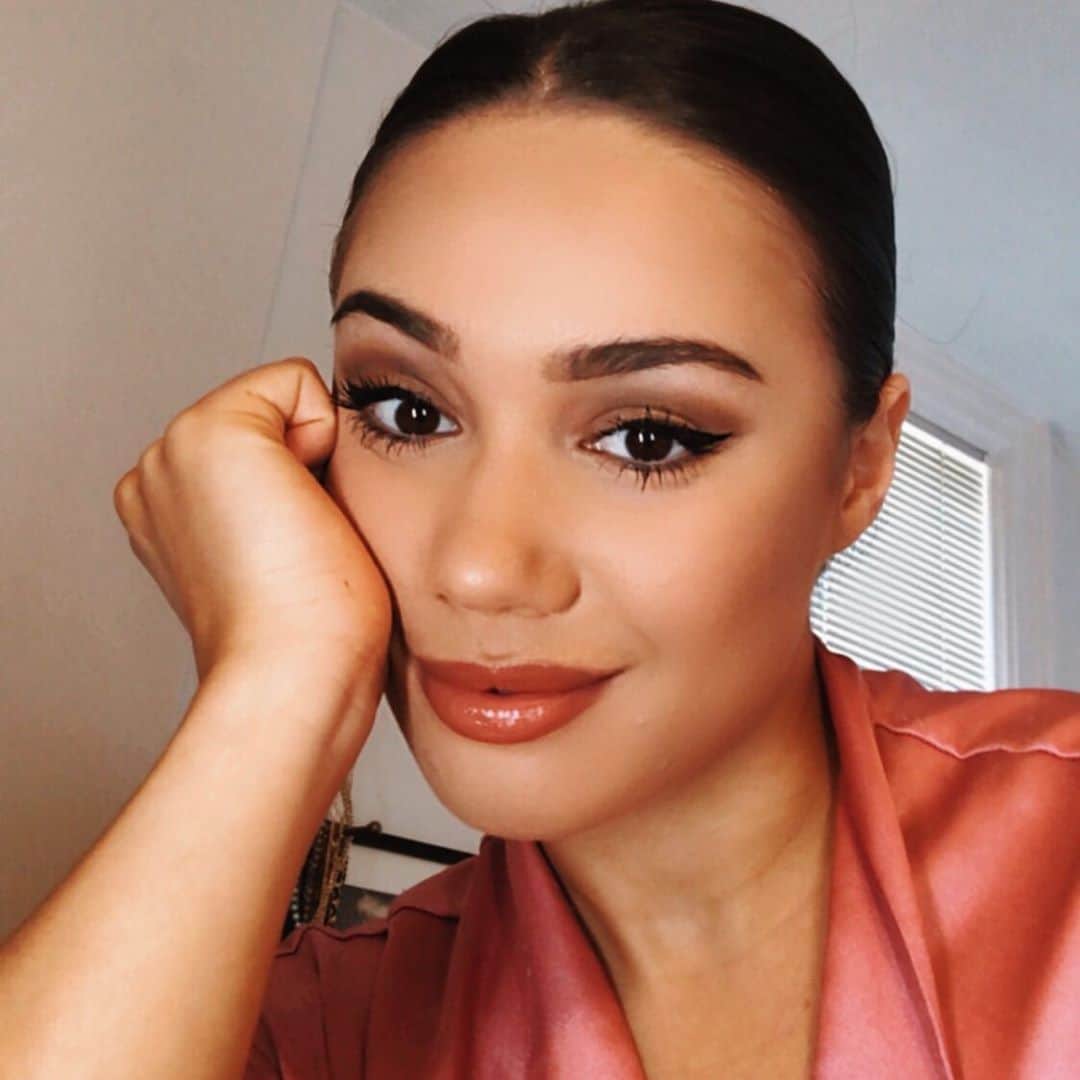 ビクトリア・ムーアズのインスタグラム：「Peaceful mind, Grateful heart💖」