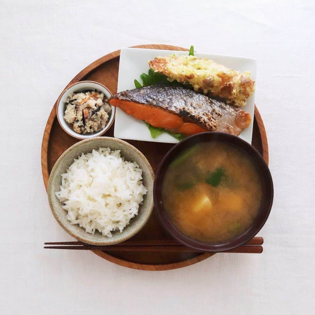 樋口正樹さんのインスタグラム写真 - (樋口正樹Instagram)「Today's breakfast . 今日の朝ご飯は、 白めし、味噌汁、 焼鮭、ちくわ天、 おからの煮もの。 . . #朝食 #朝ごはん #焼鮭 #焼き魚定食 #ちくわ天 #味噌汁 #おうち時間 #おうちごはん #japanesebreakfast」5月2日 8時24分 - higuccini