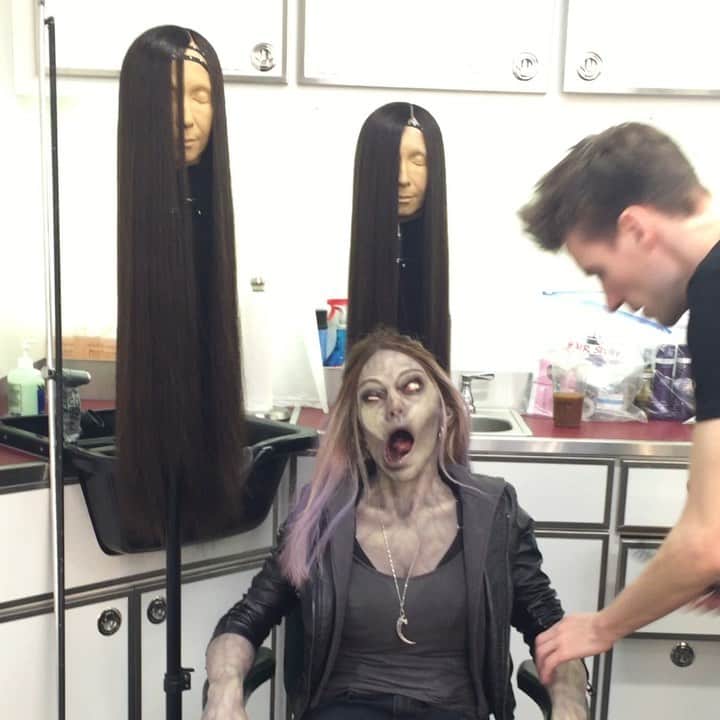 ボニー・モーガンのインスタグラム：「#fbf Shenanigans in the @ringsmovie makeup trailer with the fabulously talented and ever patient @_a_r_j_e_n_ as he puts the finishing touches on his @aimeeteegarden VHS Victim! Do you think I scared him? 💀😜👻 Rings directed by @fj6utierrez #bts #peekaboo #adventuresofbendybonnie #shenanigans #boo #imascarymonster #samara #ringsmovie #thering #samaramorgan #bonniemorgan #paramount #arjentuiten #aimeeteegarden #javiergutierrez #horror #vhs #specialeffectsmakeup #paramountpictures #stripes #creatureactor #monstergirl #bendybonnie」