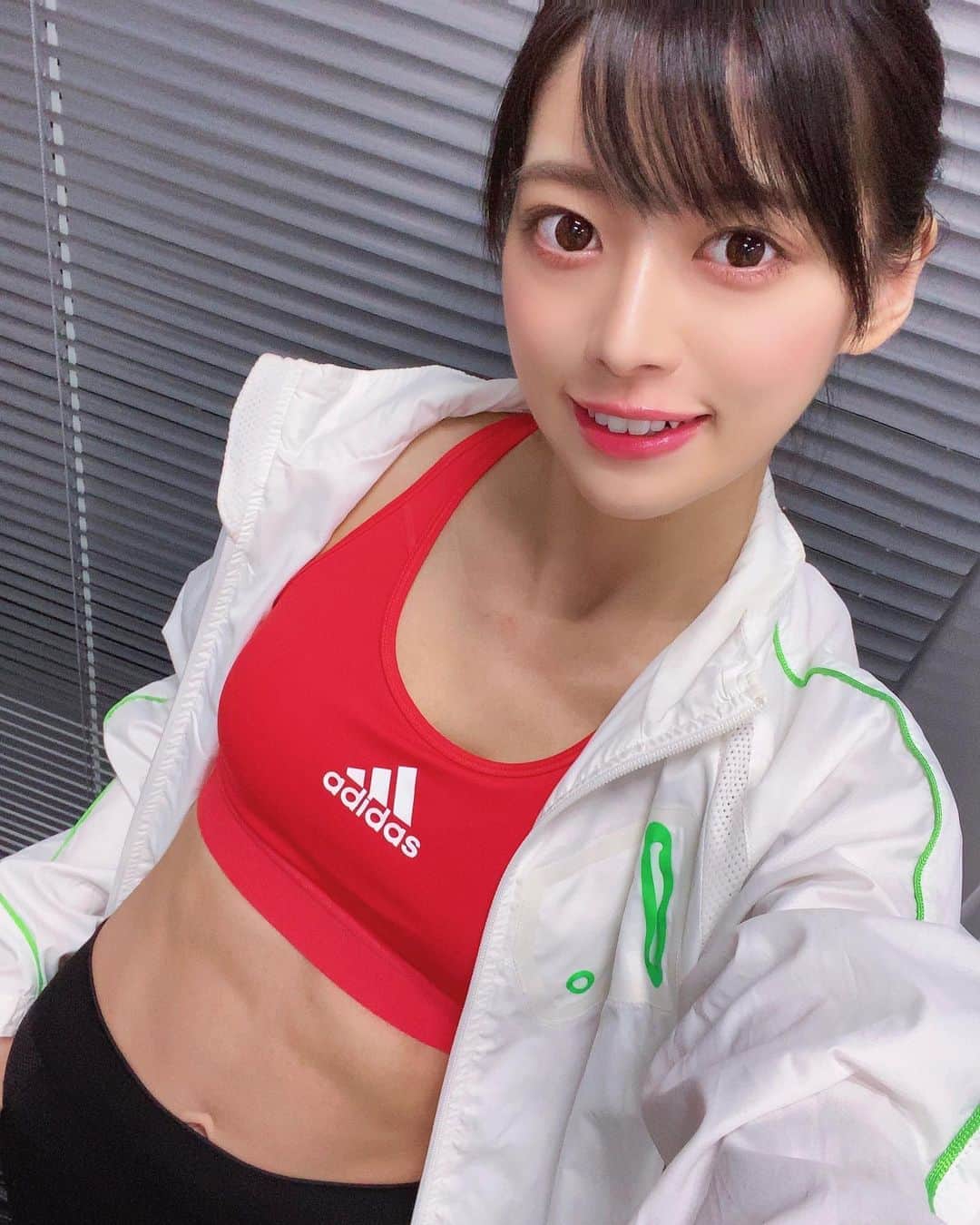 藤田いろはのインスタグラム：「一緒にトレーニングしよー？﻿ ﻿ ‪#藤田いろは#グラビア#gravure #japanesegirl #レースクイーン#tokyo  #l4l #aziangirl  #ビジョビ #模特 #뷰티스타그램 #셀카 #スポーツウェア #腹筋女子 #トレーニング女子 #黒髪ロング」