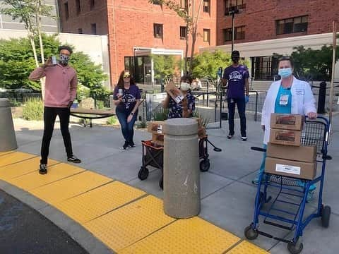 ハリソン・バーンズさんのインスタグラム写真 - (ハリソン・バーンズInstagram)「Thanks to @dutchbroscoffee for partnering with @brittanybarnes and I to deliver coffee & pastries to #healthcareheroes at @kpthrive. No words to describe how much your work is appreciated #InThisTogether #ActsofCaring」5月2日 8時56分 - hbarnes