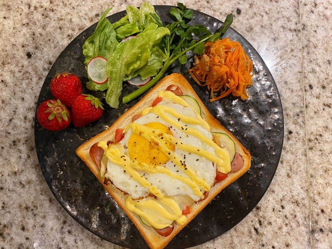 近藤千尋のインスタグラム：「おはようございます😍 久々にパンな朝食🍞 ズッキーニとソーセージとトマトの上に チーズ、目玉焼きを乗せるだけ🥒 #キュウリ嫌いの旦那はん」