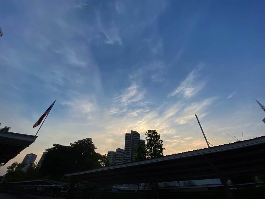新井利佳さんのインスタグラム写真 - (新井利佳Instagram)「#bangkok #bangkokstyle #bangkokthailand #sky_lovers #sky_collection #sunset #lifestyle #day  #日出 #曼谷 #美 #天空 #喜歡天空 #曼谷生活 #日常 #今空 #いまそら部 #空 #空好き #空好きな人と繋がりたい #バンコク #sunset_sunrise_beautiful #バンコク生活 #weekendmorning 今日から5連休らしい…😵 今日はお疲れ土曜日です。  昨日は日本に帰ったら行きたいお店を見つけてしまって、ワクワクしてなかなか眠れなかったです😂 小学生💦💦💦」5月2日 9時15分 - rika.arai