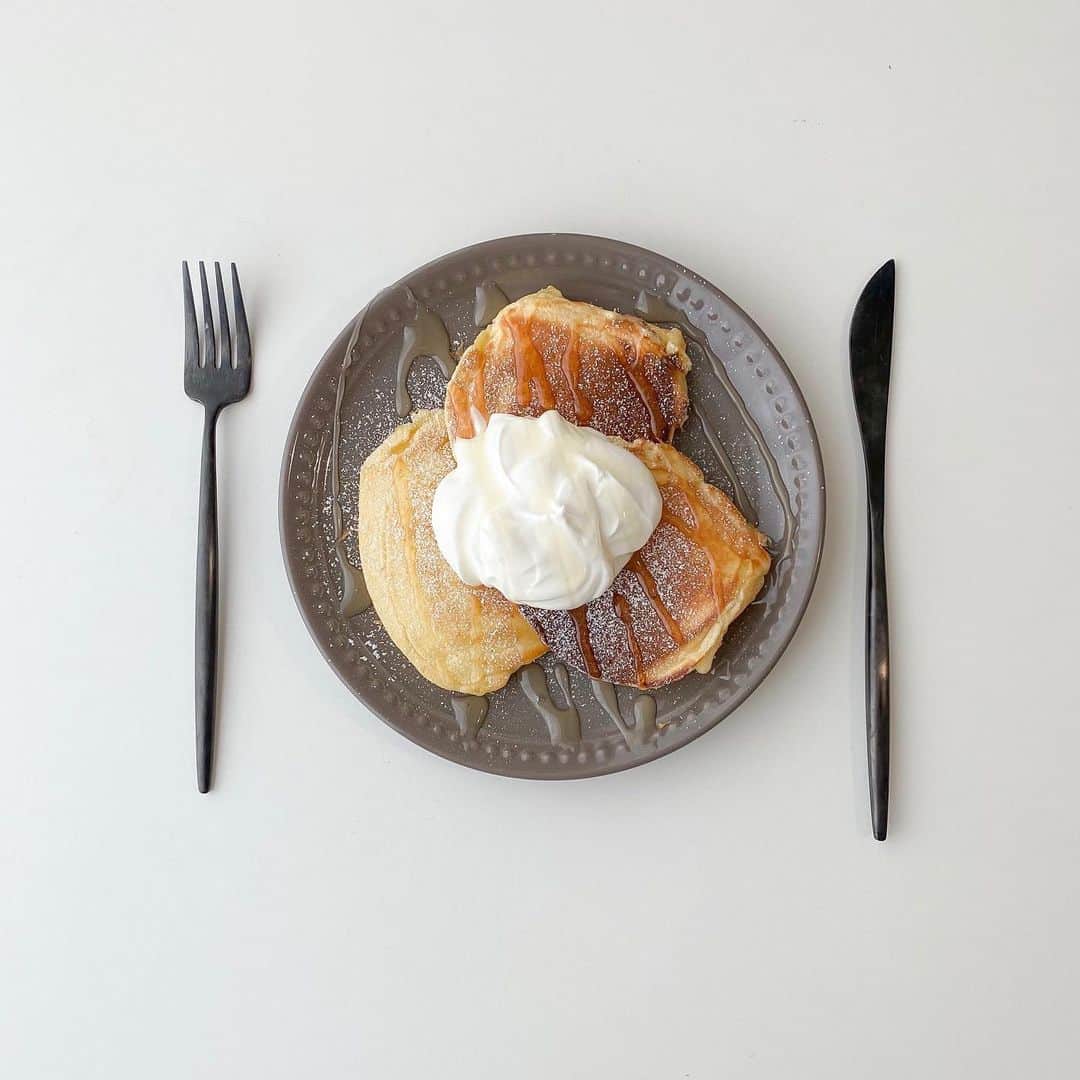 かほこ。さんのインスタグラム写真 - (かほこ。Instagram)「ㅤㅤㅤㅤㅤㅤㅤㅤㅤㅤㅤㅤㅤ ㅤㅤㅤㅤㅤㅤㅤㅤㅤㅤㅤㅤㅤ ヨーグルトと豆乳で作った もちもちのパンケーキ🥞焼きムラ ㅤㅤㅤㅤㅤㅤㅤㅤㅤㅤㅤㅤㅤ チーズクリーム乗せて 蜂蜜たっぷり🍯🍯🍯 クリームチーズが好きすぎる〜❤︎ ㅤㅤㅤㅤㅤㅤㅤㅤㅤㅤㅤㅤㅤ フライパンの真ん中盛り上がってて 楕円形になっちゃった ㅤㅤㅤㅤㅤㅤㅤㅤㅤㅤㅤㅤㅤ #パンケーキ #チーズクリーム #おうちカフェ #ミントみたいなの欲しいね真ん中ポン」5月2日 9時11分 - xxokohakxx