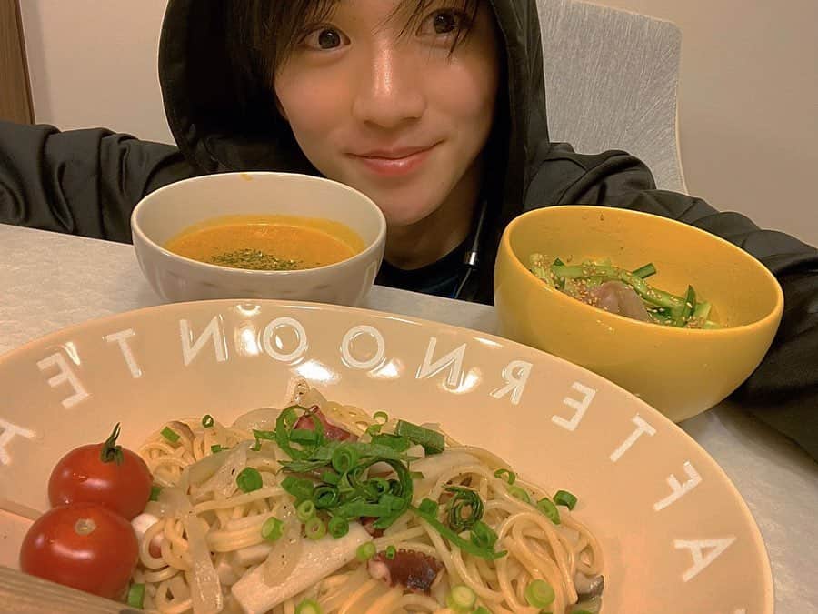 木戸大聖さんのインスタグラム写真 - (木戸大聖Instagram)「☆お知らせ☆ この度、 昨日からスタートした、 『#HiM Films』さんの「#おはシェア企画」に、僕も参加させていただきました！☀️🌈 . 早速、今朝から "おはシェア"動画が、 HiM Films(@him_films)さんのGIF動画欄でアップされています！🎞 . この企画は、 『おはようを紡いで、明るく爽やかな朝をシェアしよう！』 という企画です😄 . みなさんも、"#おはシェア" そして、"@him_films"をタグづけして、 いろんな朝をシェアしてみてください！🤗☀️ . 皆さん、引き続き お楽しみに〜！👋✨ . 写真は、この間作った "タコのペペロンチーノ🍝"と "生ハムのユッケ🥓"と "カボチャのスープ🎃" (↑いろんな種類のパスタを作れるように頑張るぞっ！💪) . #HiMfilms #おはシェア企画 #次はいつ出るかな〜」5月2日 9時17分 - taisei_kido_
