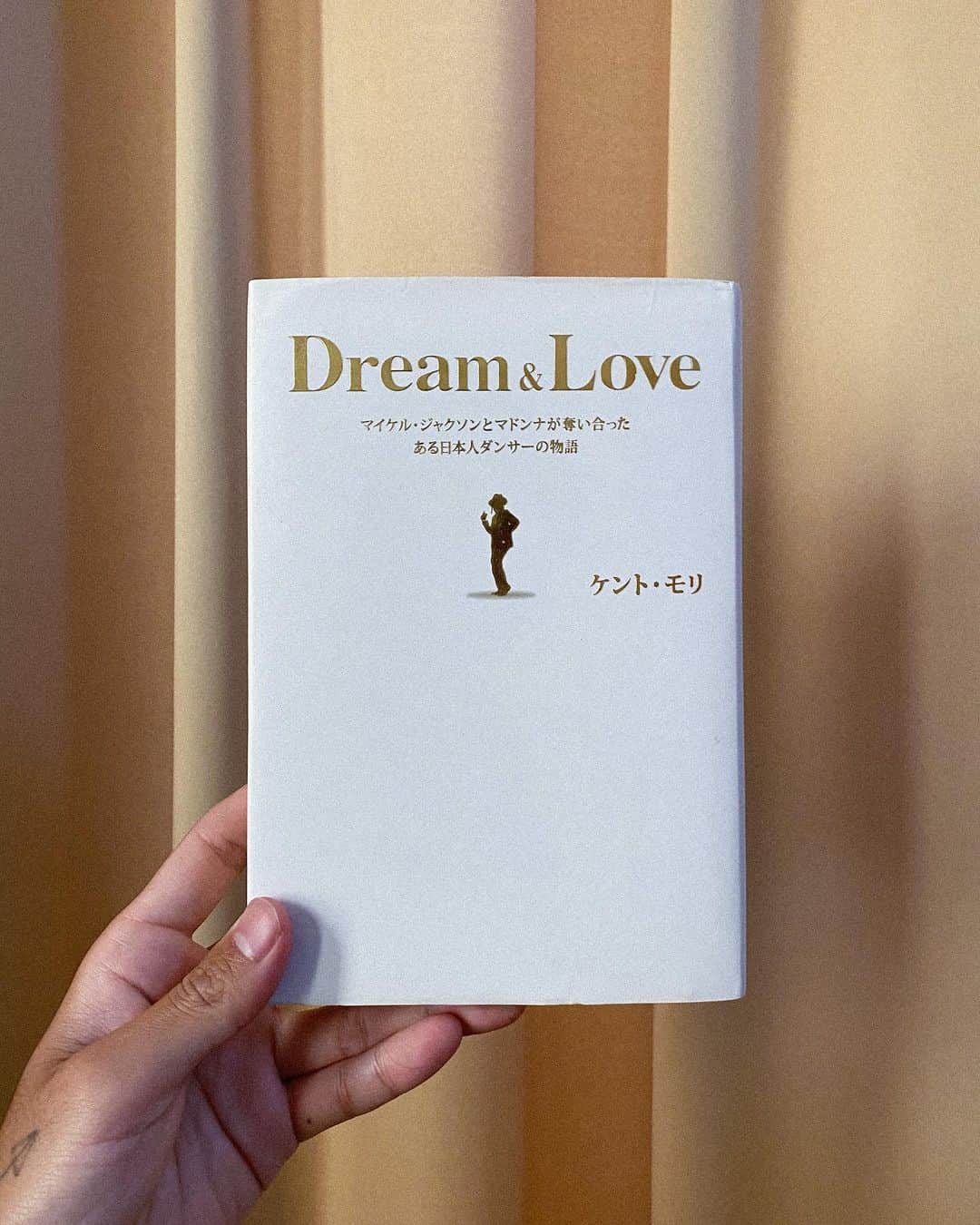 湯川正人のインスタグラム：「皆様おはようございます！  一緒に海外も周り、毎回いろんな世界を体験させてくれるお兄ちゃん　@kenji_kohashi くん  から、読者文化を普及に貢献する為のBook cover challengeがまわってきました👽  この企画は好きな本を1日1冊、7日間投稿していくチャレンジですが 大変恥ずかしながら、このDream&Love 1冊しか最後まで読みきった本がございません。 "本を読め"と育てられましたが、何故か途中で飽きてしまい。。はい、人生損していますね。笑　沢山、携帯には読みたい本のスクリーンショットがあるのですがこれを機に読んでいきたいなと思います。  なので残念ながら、この1投稿で終わってしまいます。笑  しかし、最後まで食いつくように 時間を忘れてしまうくらい、夢中になってしまった本があります。それがこのDream&Loveです。ダンサー、ケントモリさんの物語です。  この本を手にしたのはちょうど10年前の 18歳だった頃、プロサーファーになりたてなのに 何もモチベーションが上がらなかった。  そんな時この本を読みました。 彼が言っていた、「ダンサーになる前から、コンビニに行くだけでも自分のスタイルを崩さなかった。それを見た友達に馬鹿にされ変人扱いされたけど、どうでもよかった」という文字をみて 肩の力が急に抜けた。 大好きなマイケルに認められた人がそう言ってた。  正直、10代の自分は時は人の目ばっかり気にし、人と違う自分を表現するのが怖かった。  でもその時に "人と違うって素晴らしい"と気づけ 人生の第二章が始まった。  もうこれ以上はSNSには収まらないので 辞めときます。笑  そして このバトンを届けたいのは 心臓の深いところから、何かがこみ上げくる様なダンスを魅せてくれる ダンサーの @exile_sekai_official くんと 8歳の時にプロサーファーになりたい！と思わせてくれ、いまでは人生を共に生きる親友の @kaitoohashi  の2人がどんな本を呼んでるのか気になります🏹 海人に関してはいつもカバーつけて、隠してよんでるのでww  よろしくお願いします🖤🖤🖤 #bookcoverchallenge 🖤🖤🖤」