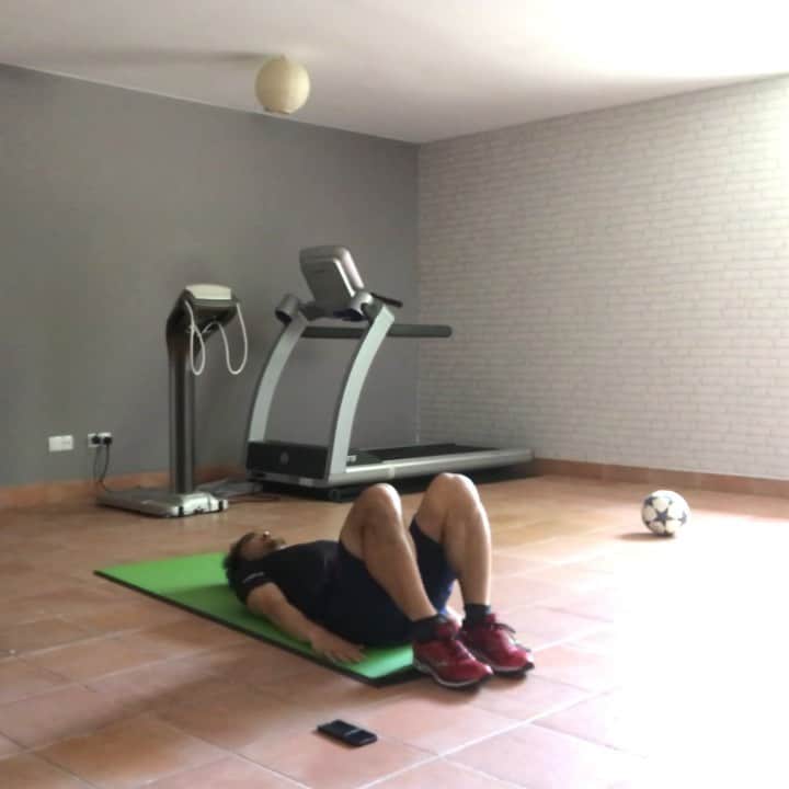 岡崎慎司のインスタグラム：「Training video day 38 4. ヒップエクステンション（ボックス）（臀部とハムストリングの強化） 四つん這いのポジションを作る。その際、腕および大腿部が地面に対して垂直になるようにする。このポジションから片方の脚を地面と平行の位置まで上げ、スタートポジションを作る。ここから、上げている脚だけ、さらに上部にスイングするように持ち上げる動作を繰り返す。脚をスイングする際にスタートポジションが崩れないようにする。  5. 交差V字腹筋 仰向けに寝て、肩甲骨と両脚を軽く浮かした体勢を取る。この状態から、右手と左脚、左手と右脚の組み合わせで、つま先が触れるように手と脚を持ち上げる。その際には膝および肘を伸ばした状態を保ちながら行う。 #杉本メソッド #今の毎日の楽しみ #嫁の作るデザート #子供とあつ森 #Netflix #梨泰院クラス」
