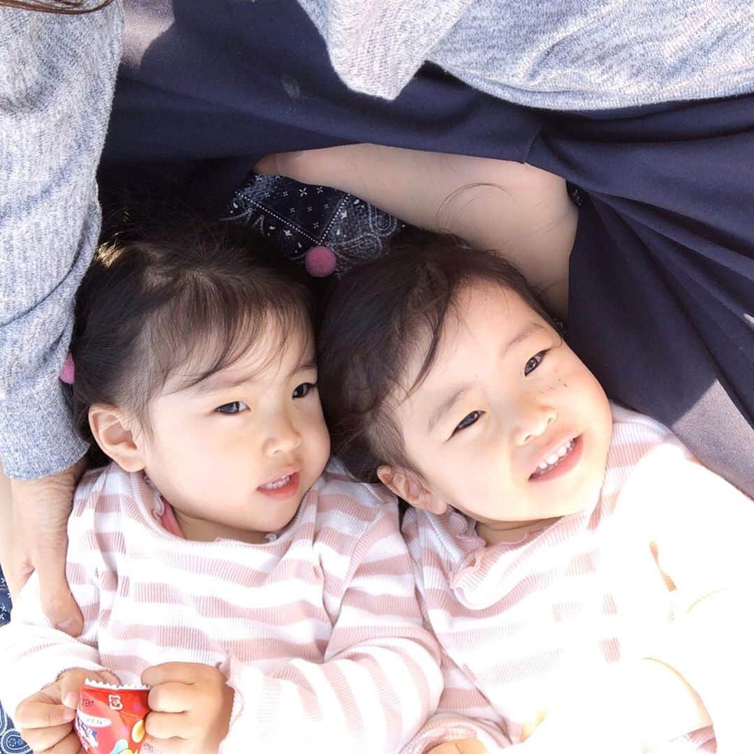 遠近由美子さんのインスタグラム写真 - (遠近由美子Instagram)「とてもとても大変な世の中だけど、 .  1番可愛い（といわれる）時期に、1分1秒の成長も見逃すことなく一緒にいられるようになったことは、きっとこの先もずーっと良かったと思えるだろうな。😌 .  お庭ピクニック🍙 ふたり抱っこはもう重たいよー💧と言ったら、 . 「おひざにころんするー」と2人で転がってきた。 .  なんだ、可愛いなー😍もー💕 .  わたしからの眺めがまた、可愛い😍 . .  と思ってる3分後に せまいーと押しあいがはじまり ひとの上でケンカしはじめる😂 . . そんな #双子のいる生活 💕 . ちなみに妹の顔をよく見るとケンカの傷の跡😂😂ちびまるこちゃんの「 ガーン💧」みたいな、たて線入ってたよ😱😱 . .  #双子　#双子育児　#双子姉妹 #2歳2ヶ月　 #ひざまくら #可愛い💕  #親ばかバンザイ　🙌」5月2日 9時37分 - yumiko_tochika