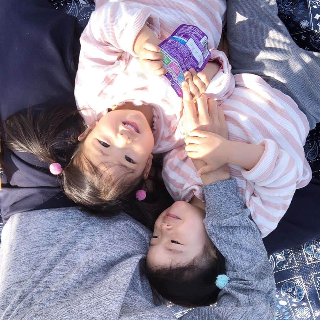 遠近由美子さんのインスタグラム写真 - (遠近由美子Instagram)「とてもとても大変な世の中だけど、 .  1番可愛い（といわれる）時期に、1分1秒の成長も見逃すことなく一緒にいられるようになったことは、きっとこの先もずーっと良かったと思えるだろうな。😌 .  お庭ピクニック🍙 ふたり抱っこはもう重たいよー💧と言ったら、 . 「おひざにころんするー」と2人で転がってきた。 .  なんだ、可愛いなー😍もー💕 .  わたしからの眺めがまた、可愛い😍 . .  と思ってる3分後に せまいーと押しあいがはじまり ひとの上でケンカしはじめる😂 . . そんな #双子のいる生活 💕 . ちなみに妹の顔をよく見るとケンカの傷の跡😂😂ちびまるこちゃんの「 ガーン💧」みたいな、たて線入ってたよ😱😱 . .  #双子　#双子育児　#双子姉妹 #2歳2ヶ月　 #ひざまくら #可愛い💕  #親ばかバンザイ　🙌」5月2日 9時37分 - yumiko_tochika