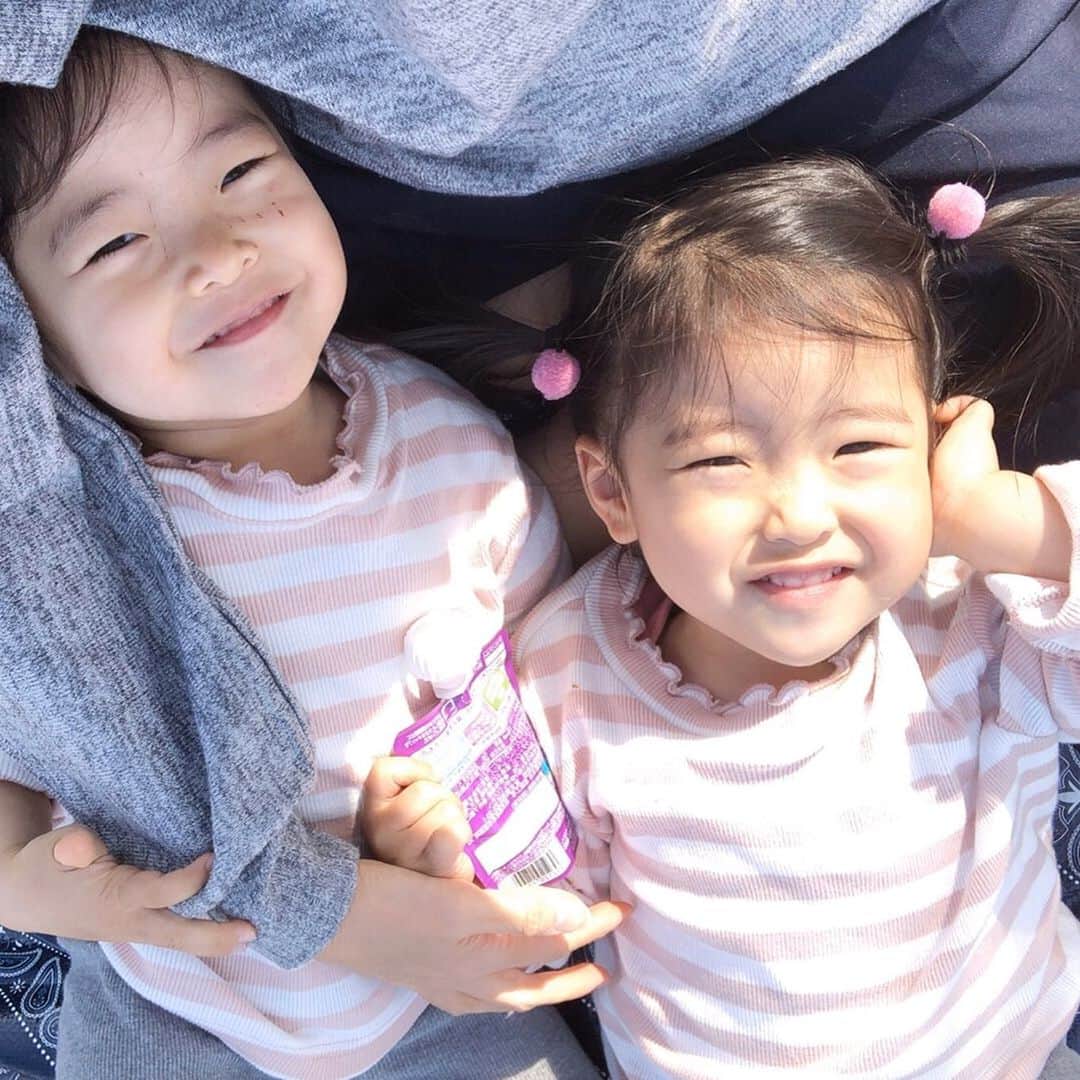 遠近由美子さんのインスタグラム写真 - (遠近由美子Instagram)「とてもとても大変な世の中だけど、 .  1番可愛い（といわれる）時期に、1分1秒の成長も見逃すことなく一緒にいられるようになったことは、きっとこの先もずーっと良かったと思えるだろうな。😌 .  お庭ピクニック🍙 ふたり抱っこはもう重たいよー💧と言ったら、 . 「おひざにころんするー」と2人で転がってきた。 .  なんだ、可愛いなー😍もー💕 .  わたしからの眺めがまた、可愛い😍 . .  と思ってる3分後に せまいーと押しあいがはじまり ひとの上でケンカしはじめる😂 . . そんな #双子のいる生活 💕 . ちなみに妹の顔をよく見るとケンカの傷の跡😂😂ちびまるこちゃんの「 ガーン💧」みたいな、たて線入ってたよ😱😱 . .  #双子　#双子育児　#双子姉妹 #2歳2ヶ月　 #ひざまくら #可愛い💕  #親ばかバンザイ　🙌」5月2日 9時37分 - yumiko_tochika