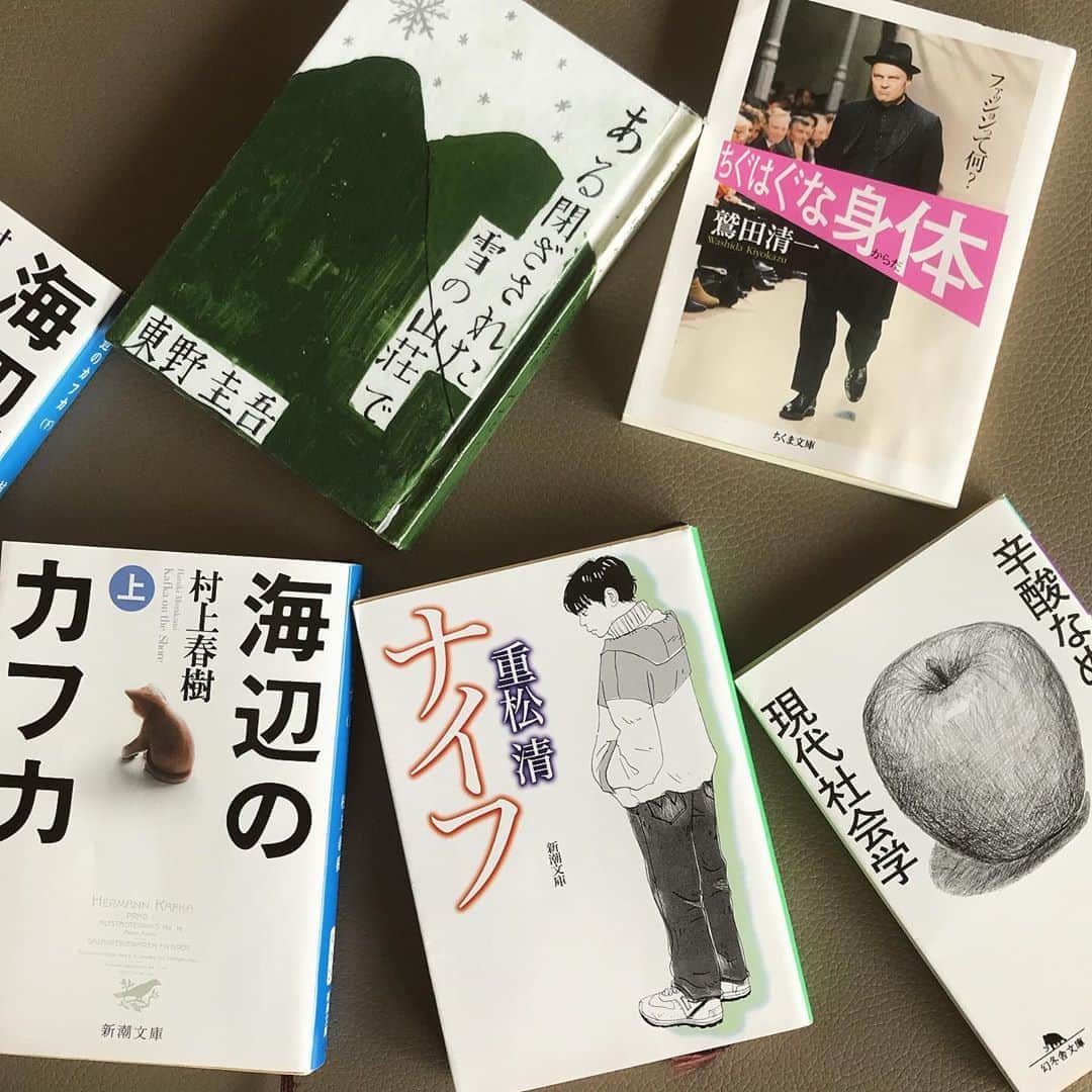 富岡佳子さんのインスタグラム写真 - (富岡佳子Instagram)「ただひたすら濫読しているだけです… #stayhome  #stayathome  #staysafe  大好きな作家さんの本の中の世界に入り込んでいる時間が幸せ♡」5月2日 9時38分 - yoshikotomioka