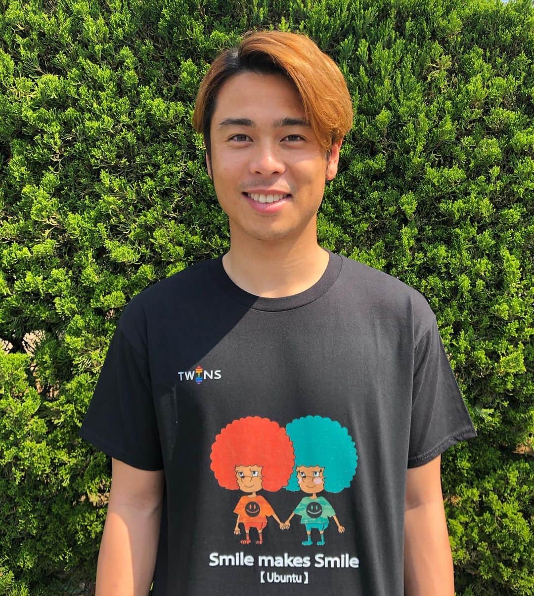 のインスタグラム：「#smilemakessmile  いま世界中が新型コロナウィルスによって当たり前の生活が当たり前じゃなくなっているときに1人のサッカー選手として何ができるか考えた結果、今回のこのプロジェクトに参加することになりました。 いまは辛い時期が続いていますが、笑顔を忘れずにこの困難を乗り越えて最高の景色を見れるよう、力を合わせて頑張りましょう！  このTシャツの売り上げは全額コロナ基金として寄付されます！  #TWINSjapan #smilemakessmile #lgbtq #SDGs #全てのアスリートにむけて #Smilepasschallenge  Next⇨ @abitakamasa  よろしくお願いします😊」
