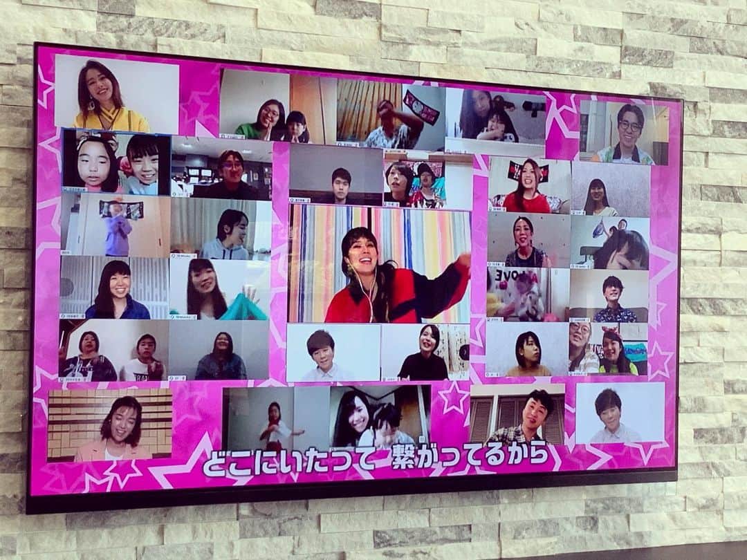 上田桃子のインスタグラム：「AIさんの曲。。。 歌詞がいつも心にガツンときます❤️ さいっこう🔥🔥🔥 #ギフト #ai #音楽の力で元気になるね #一歩一歩」