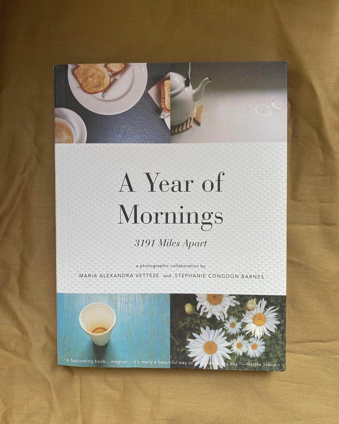 水野里砂さんのインスタグラム写真 - (水野里砂Instagram)「#bookcoverchallenge  2日目☀️ 『A Year Of Mornings』 日常の朝の風景がなんとも心地よい。 一日のはじまり、 そんな心地よい朝を毎日迎えたいものだと思う🍃  次は 大好きなAyakaさんにバトンをまわしちゃいます🌼 @ap_paper  Ayakaさんのセレクトする本が気になる〜🤭 力を抜けるような本ないですか？📖 ご無理のない程度に知りたいです♡」5月2日 9時46分 - risadlaw___