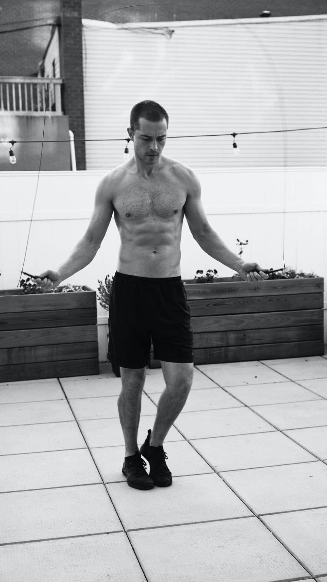 のインスタグラム：「challenging 30 minutes workout for you to do at home  thanks Eryck @erycklaframboise」