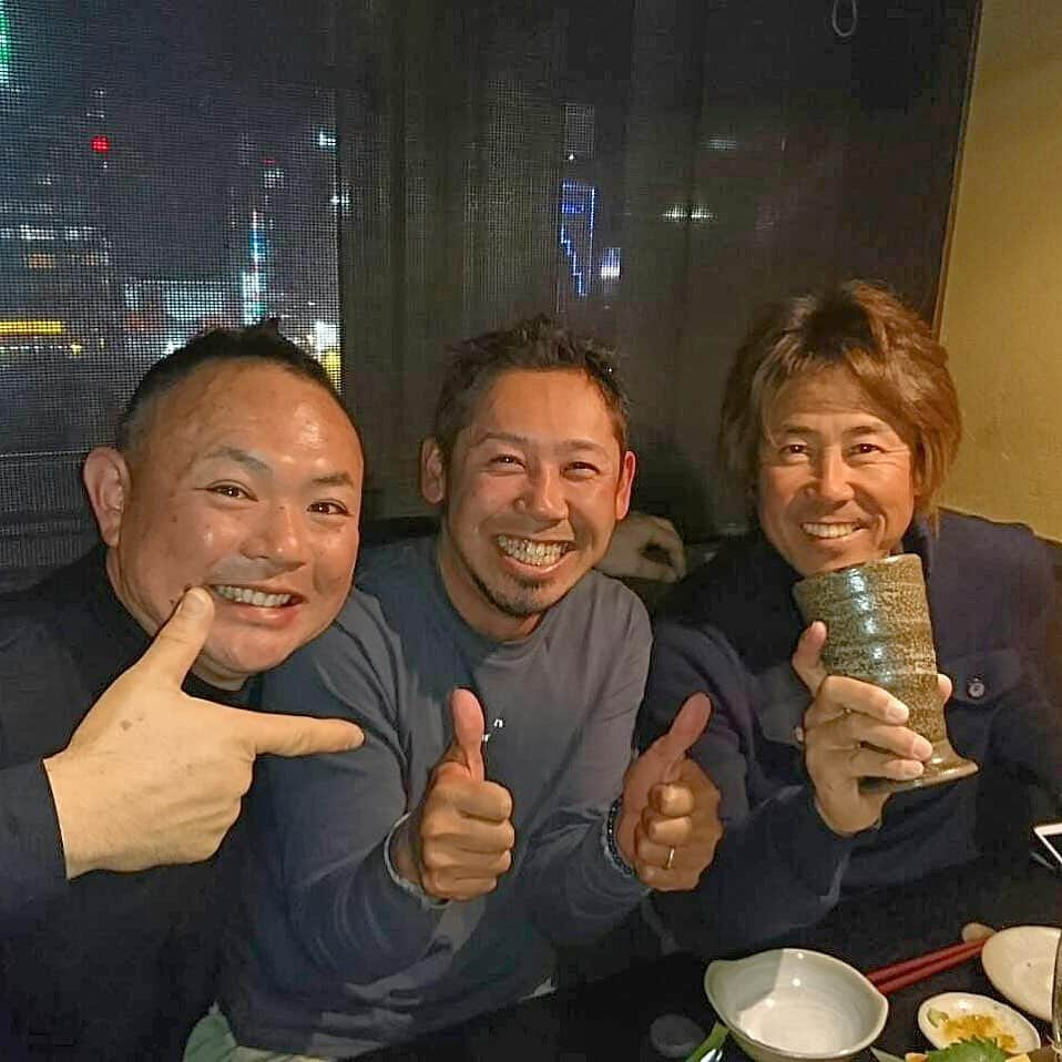 伊豫部健さんのインスタグラム写真 - (伊豫部健Instagram)「皆さん、急遽AM11時頃からサトシンさんとInstagramでLiveをする事が決まりました^ - ^ はい、1時間後です🤣 @satoshin310  昔の写真を引っ張り出してきましたが🤣 かなり突然決まった事ですが、中部地区の大先輩で、今のバス業界を作り上げてきたサトシンさんと様々なバス業界、琵琶湖、経済、コロナと対談してみたいと思います！ 是非、バス業界で生計を立て、仕事にしたいと思う若い子たちには是非観てほしいかなと。 歳の差のある先輩、後輩関係ではありますが、色々突っ込んで話してみたいと思います💪  @10tenfeetunder_kiob  @10ftu_kiob_smpfishing  @ken_iyobe  @se9rets  @zhanna_smpfishing  @obick_55  @kattobi_iyobe  @autogarage_omy  @sunline_japan  @gary_international_kk  @sns_hayabusa  @talex_fishing  @ringstar_1889  @mazda_jp  @skeeter_boats  @yamahaoutboards  #iyoken #kiob #イヨケン #伊豫部健 #Bin5 #10ftu  #10tenfeetunder  #10ftuチャンネル  #イヨケンLive #佐藤信治 #サトシン塾 #中部の大先輩 #琵琶湖について」5月2日 10時00分 - ken_iyobe