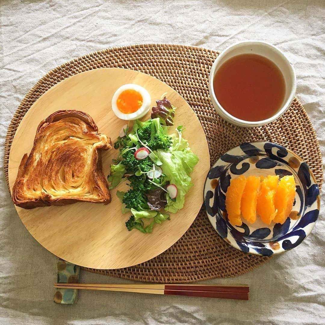 ecruのインスタグラム：「2020/05/02 (2) 久しぶりの朝ごはんpicは、美味しいパン屋さんのデニッシュに、地元の新鮮なお野菜と頂き物のおみかん🍊 今日も美味しくご飯が食べられることに感謝します😊 ・ #gon_food #朝ごはん  #food #foodpic #foodphoto  #朝食 #instafood #instagood #yummy #love #japan #japanesefood  #thankyou #onthetable #日々 #暮らし lunch  #うつわ #やちむん  #stayhome #ステイホーム」