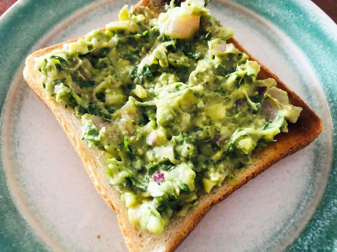 はねゆりのインスタグラム：「ワカモレトースト🥑 #chichijojo#breakfast」