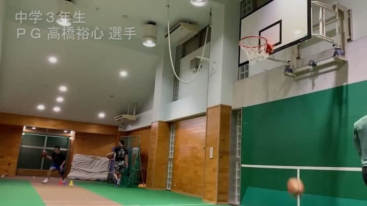 青木康平のインスタグラム：「1年前のワークアウトです。プロ選手2人はシーズン中だったので、オフシーズンとは違う考えで練習しています。 本来なら所属チームのシステムの中での練習を行うの方がいいとは思いますが、この時は僕が彼らとは継続的に関われない分、少し刺激(あえて複雑な事)を与えて、メンタル的に気持ちよく終われる事を大事にしました。なぜならバイウィーク明けの練習や試合にうまく入れる事が重要だったからです。 この時、裕心は中学3年生だったので、プロ選手と一緒に練習する事でいい刺激をもらえたはずです！ オフシーズンもシーズン中も、やはりプロ選手を見るのは楽しいですね！ https://youtu.be/EV42VafRzvM #watchandc#watchandcacademy#プライベートレッスン」