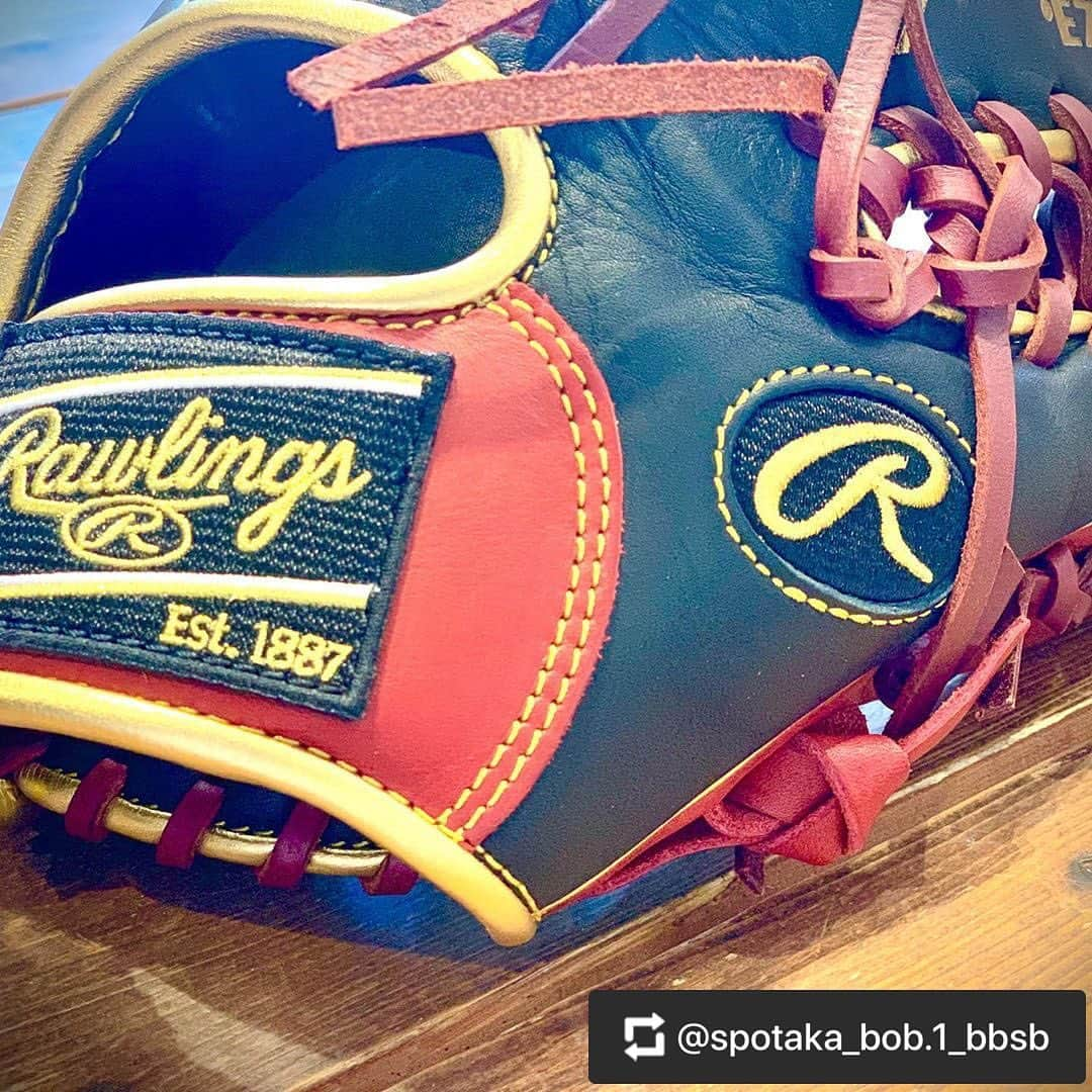 Rawlings Japanさんのインスタグラム写真 - (Rawlings JapanInstagram)「#Repost @spotaka_bob.1_bbsb with @get_repost ・・・ 、 〜Rawlings 軟式グラブ〜 、 、 溜め撮り商品大公開しちゃいます！ 、 、 待って、ウェブいかつすぎやん？笑 さすがRawlingsさん。 いかつい。笑 、 、 こんな内野手用グラブの登場、誰が考えたのでしょう。 深く深くお話を聞きたいです。笑 、  そして、そして、11.25サイズでございます！！ 、 、 あと、カラー名までオシャレ！！ 、 ブラック✖︎シェリー スカーレット✖︎ネイビー 、 、 ブラック✖︎シェリーって。 なんか美味しそう、、 、 、 撮影のカラーが少しわかりにくくて、すみません、 試行錯誤しましたが、これが限界でした。笑 、 やっぱRawlingsかっこいい。 いつも欲しくなっちゃう。笑 、 、 、 Rawlings持ってるだけで、もうオシャレ。 、 、 あー、ひたすら50本くらいノック受け続けたい…。 、 、 #Rawlings #ローリングス #内野手グラブ #MLB最高 #草野球 #軟式野球 #草野球好き #草野球好きと繋がりたい #硬式野球 #野球したい #野球欲 #軟式大好き @rawlings_japan_llc」5月2日 10時35分 - rawlings_japan_llc