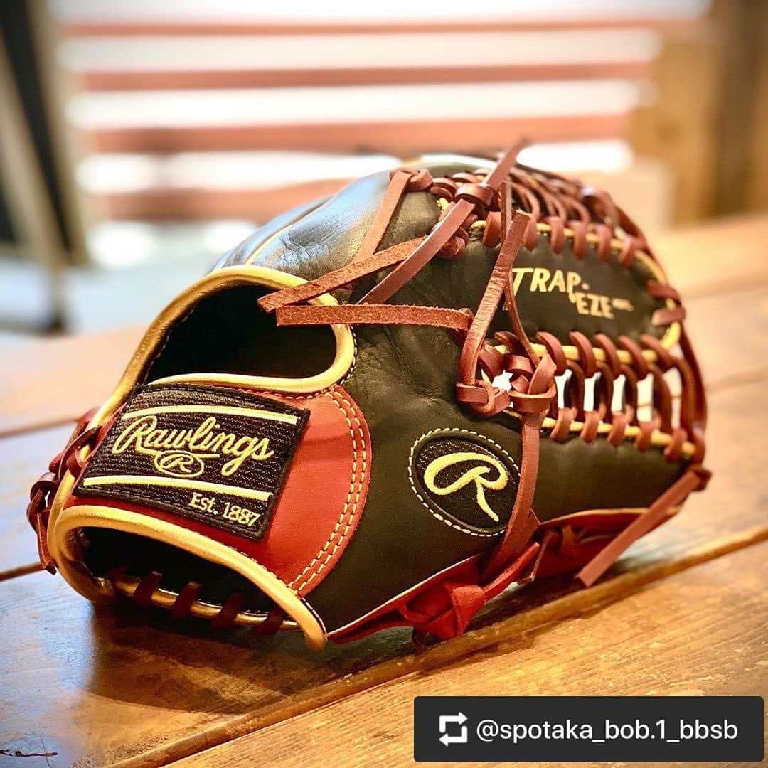 Rawlings Japanさんのインスタグラム写真 - (Rawlings JapanInstagram)「#Repost @spotaka_bob.1_bbsb with @get_repost ・・・ 、 〜Rawlings 軟式グラブ〜 、 、 溜め撮り商品大公開しちゃいます！ 、 、 待って、ウェブいかつすぎやん？笑 さすがRawlingsさん。 いかつい。笑 、 、 こんな内野手用グラブの登場、誰が考えたのでしょう。 深く深くお話を聞きたいです。笑 、  そして、そして、11.25サイズでございます！！ 、 、 あと、カラー名までオシャレ！！ 、 ブラック✖︎シェリー スカーレット✖︎ネイビー 、 、 ブラック✖︎シェリーって。 なんか美味しそう、、 、 、 撮影のカラーが少しわかりにくくて、すみません、 試行錯誤しましたが、これが限界でした。笑 、 やっぱRawlingsかっこいい。 いつも欲しくなっちゃう。笑 、 、 、 Rawlings持ってるだけで、もうオシャレ。 、 、 あー、ひたすら50本くらいノック受け続けたい…。 、 、 #Rawlings #ローリングス #内野手グラブ #MLB最高 #草野球 #軟式野球 #草野球好き #草野球好きと繋がりたい #硬式野球 #野球したい #野球欲 #軟式大好き @rawlings_japan_llc」5月2日 10時35分 - rawlings_japan_llc