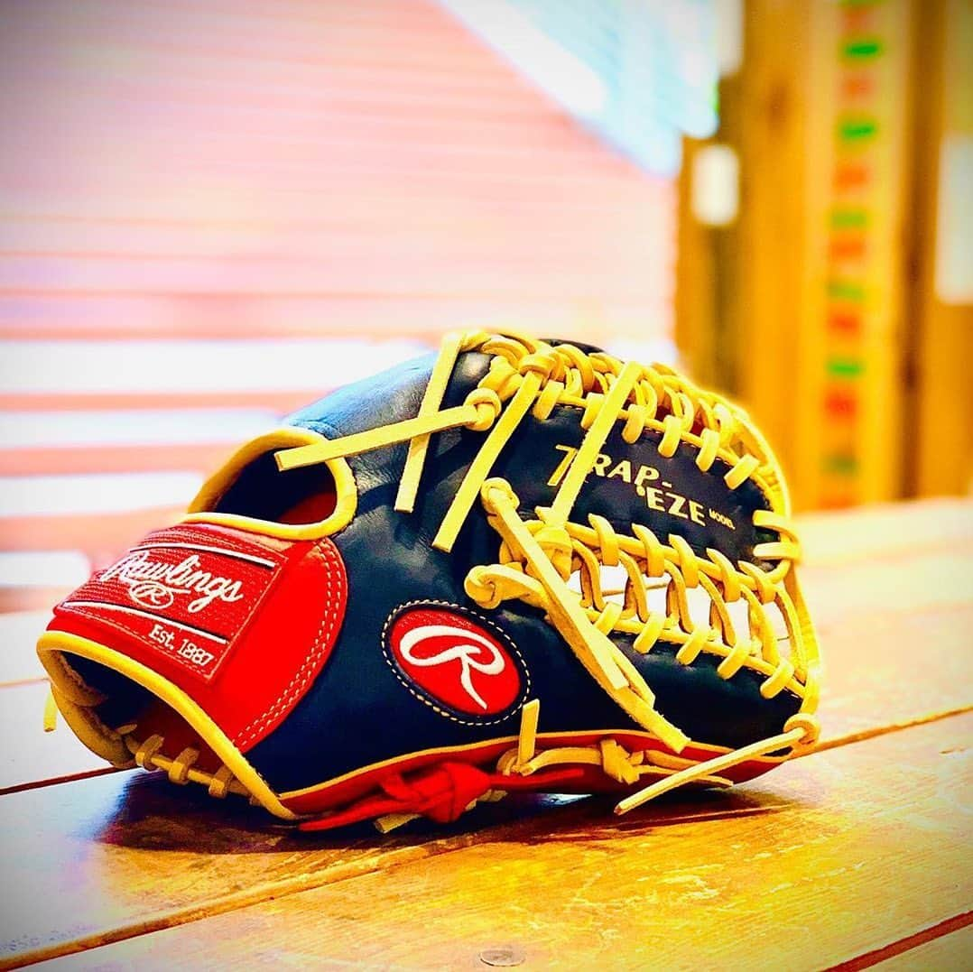 Rawlings Japanさんのインスタグラム写真 - (Rawlings JapanInstagram)「#Repost @spotaka_bob.1_bbsb with @get_repost ・・・ 、 〜Rawlings 軟式グラブ〜 、 、 溜め撮り商品大公開しちゃいます！ 、 、 待って、ウェブいかつすぎやん？笑 さすがRawlingsさん。 いかつい。笑 、 、 こんな内野手用グラブの登場、誰が考えたのでしょう。 深く深くお話を聞きたいです。笑 、  そして、そして、11.25サイズでございます！！ 、 、 あと、カラー名までオシャレ！！ 、 ブラック✖︎シェリー スカーレット✖︎ネイビー 、 、 ブラック✖︎シェリーって。 なんか美味しそう、、 、 、 撮影のカラーが少しわかりにくくて、すみません、 試行錯誤しましたが、これが限界でした。笑 、 やっぱRawlingsかっこいい。 いつも欲しくなっちゃう。笑 、 、 、 Rawlings持ってるだけで、もうオシャレ。 、 、 あー、ひたすら50本くらいノック受け続けたい…。 、 、 #Rawlings #ローリングス #内野手グラブ #MLB最高 #草野球 #軟式野球 #草野球好き #草野球好きと繋がりたい #硬式野球 #野球したい #野球欲 #軟式大好き @rawlings_japan_llc」5月2日 10時35分 - rawlings_japan_llc