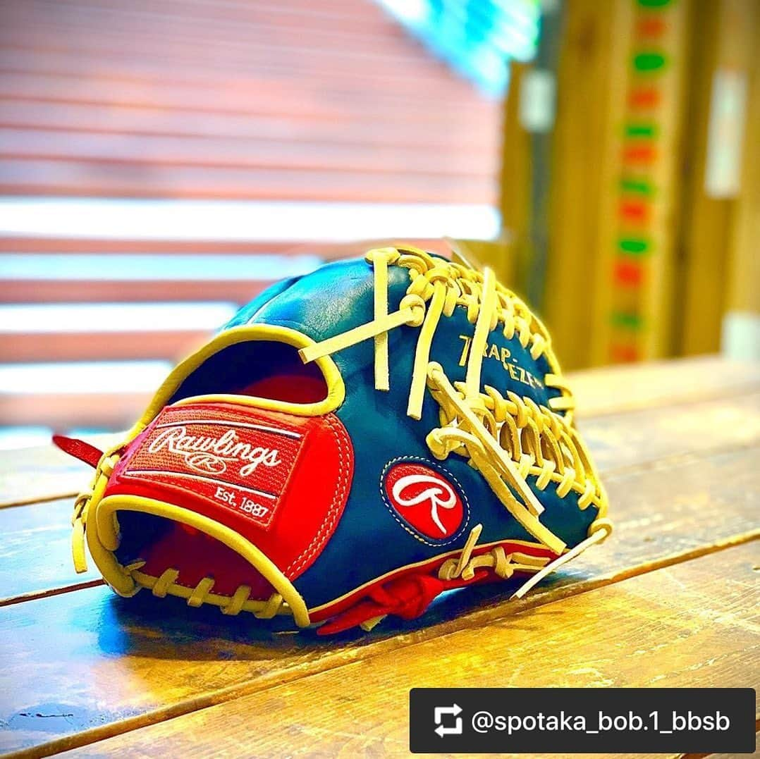 Rawlings Japanさんのインスタグラム写真 - (Rawlings JapanInstagram)「#Repost @spotaka_bob.1_bbsb with @get_repost ・・・ 、 〜Rawlings 軟式グラブ〜 、 、 溜め撮り商品大公開しちゃいます！ 、 、 待って、ウェブいかつすぎやん？笑 さすがRawlingsさん。 いかつい。笑 、 、 こんな内野手用グラブの登場、誰が考えたのでしょう。 深く深くお話を聞きたいです。笑 、  そして、そして、11.25サイズでございます！！ 、 、 あと、カラー名までオシャレ！！ 、 ブラック✖︎シェリー スカーレット✖︎ネイビー 、 、 ブラック✖︎シェリーって。 なんか美味しそう、、 、 、 撮影のカラーが少しわかりにくくて、すみません、 試行錯誤しましたが、これが限界でした。笑 、 やっぱRawlingsかっこいい。 いつも欲しくなっちゃう。笑 、 、 、 Rawlings持ってるだけで、もうオシャレ。 、 、 あー、ひたすら50本くらいノック受け続けたい…。 、 、 #Rawlings #ローリングス #内野手グラブ #MLB最高 #草野球 #軟式野球 #草野球好き #草野球好きと繋がりたい #硬式野球 #野球したい #野球欲 #軟式大好き @rawlings_japan_llc」5月2日 10時35分 - rawlings_japan_llc