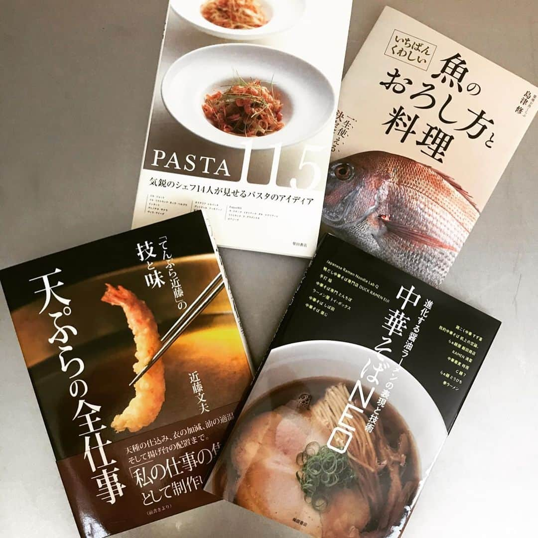 桜井誠さんのインスタグラム写真 - (桜井誠Instagram)「主婦と生活社・料理編集 @ryourinohon の皆さんが始められた #料理本リレー が、友人の @chikage1212 から回ってきたので、好きな本を何冊か紹介してみたいと思います。  1冊目「魚のおろし方と料理」 46種類もの魚介類のおろし方が詳細に載っており、これさえあれば、魚の扱いは格段に上手くなること間違いなし。  2冊目「中華そばNEO」 醤油ラーメンの有名店が、貴重なレシピを惜しげも無く披露してくれており、素材や温度管理等の技術までわかりやすく掲載されている。  3冊目「PASTA115」 14人の有名シェフの、様々なパスタアイデアが詰まった1冊。絵や構成もとても美しく、眺めているだけでもワクワクする完成度。  4冊目　てんぷら近藤の 「天ぷらの全仕事」 天ぷらの老舗の技と味を、丁寧な下処理から、衣の付け方、濃度、揚げ油の温度、揚げのタイミングなど、細かく教えてくれており、家庭でも美味しい天ぷらが楽しめます。  かなり偏った料理本のご紹介になりましたが（笑）男の心をくすぐる専門誌が好きなんです。 次にこのバトンを渡すのは、バンド界の癒し人、ウクレレと歌声で皆の心を癒してくれる、MONGOL800のキヨサク @00800 に渡したいと思います！ #料理本リレー　#dragonash #mongol800」5月2日 10時27分 - m_sakurai_da