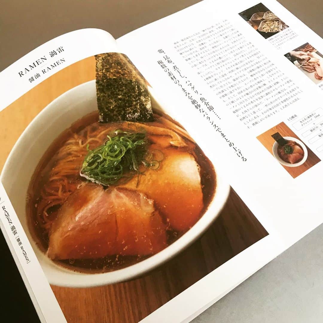 桜井誠さんのインスタグラム写真 - (桜井誠Instagram)「主婦と生活社・料理編集 @ryourinohon の皆さんが始められた #料理本リレー が、友人の @chikage1212 から回ってきたので、好きな本を何冊か紹介してみたいと思います。  1冊目「魚のおろし方と料理」 46種類もの魚介類のおろし方が詳細に載っており、これさえあれば、魚の扱いは格段に上手くなること間違いなし。  2冊目「中華そばNEO」 醤油ラーメンの有名店が、貴重なレシピを惜しげも無く披露してくれており、素材や温度管理等の技術までわかりやすく掲載されている。  3冊目「PASTA115」 14人の有名シェフの、様々なパスタアイデアが詰まった1冊。絵や構成もとても美しく、眺めているだけでもワクワクする完成度。  4冊目　てんぷら近藤の 「天ぷらの全仕事」 天ぷらの老舗の技と味を、丁寧な下処理から、衣の付け方、濃度、揚げ油の温度、揚げのタイミングなど、細かく教えてくれており、家庭でも美味しい天ぷらが楽しめます。  かなり偏った料理本のご紹介になりましたが（笑）男の心をくすぐる専門誌が好きなんです。 次にこのバトンを渡すのは、バンド界の癒し人、ウクレレと歌声で皆の心を癒してくれる、MONGOL800のキヨサク @00800 に渡したいと思います！ #料理本リレー　#dragonash #mongol800」5月2日 10時27分 - m_sakurai_da
