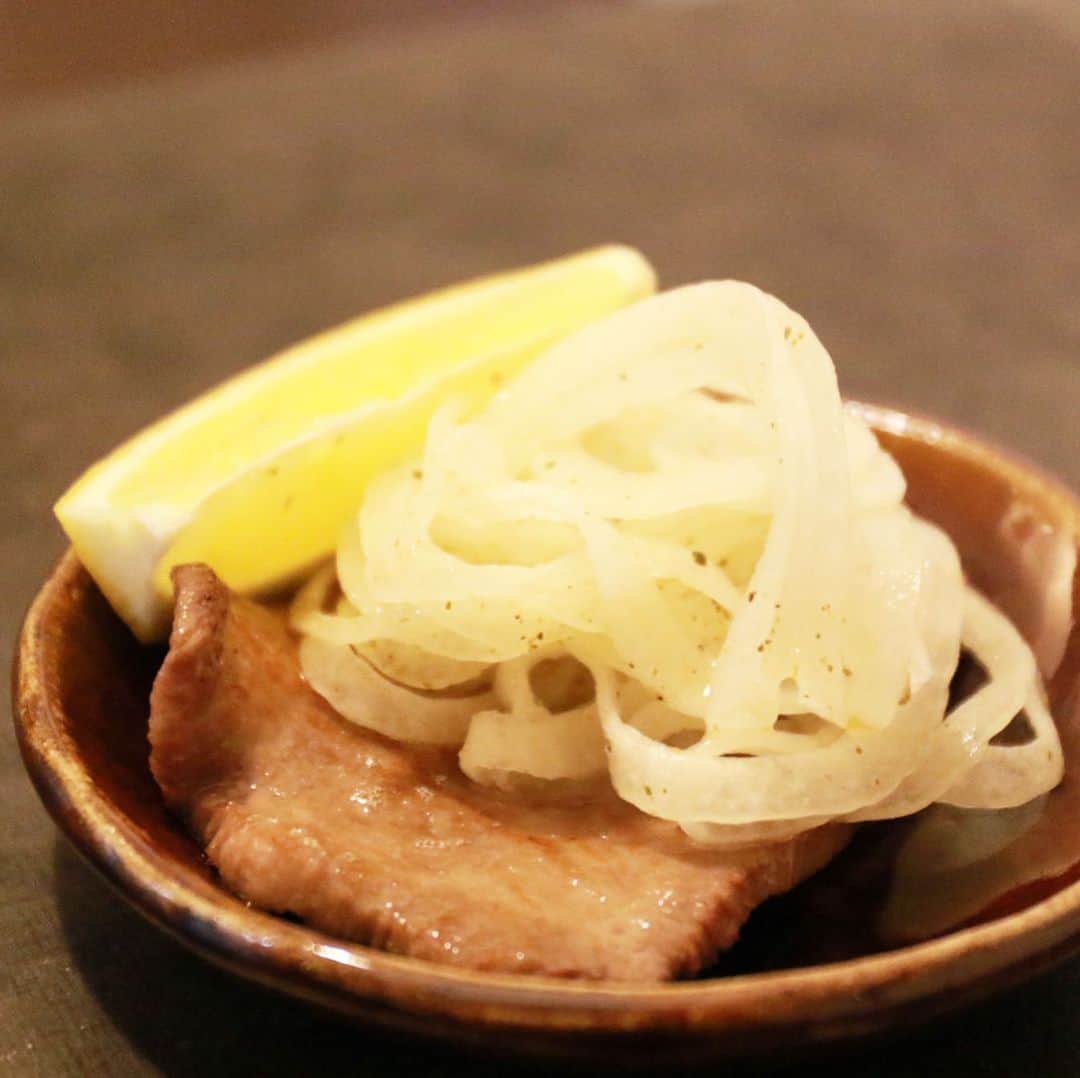 のインスタグラム：「焼肉のお供に新玉ねぎスライス 材料 焼肉のお肉（タレでも塩胡椒でも） 新玉ねぎ1個分をスライス（4／8にスライサーを使った簡単スライスのやり方載せてます） 塩1/4 お酢小さじ1 ごま油小さじ2 黒胡椒少し多めの適量 を混ぜて焼いたお肉と一緒に食べるだけです。 焼肉と一緒にサラダ感覚でパクパク食べれますよ😌 サンチュやキムチ、エゴマの葉の仲間にどうぞ。 #おうち時間  #おうちごはん  #吉本自宅劇場 #馬場ごはん」