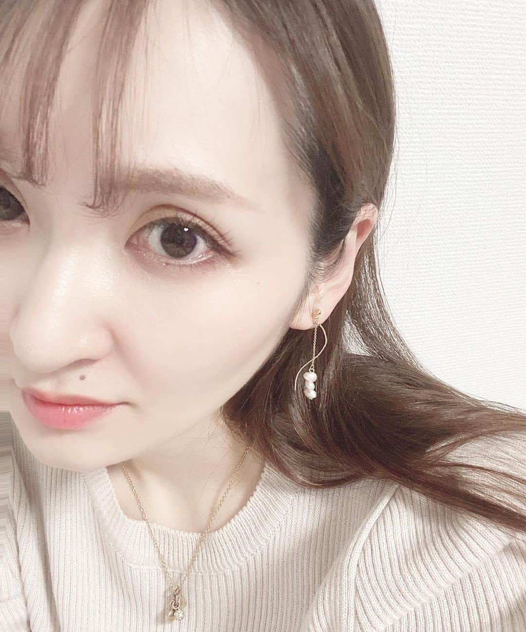 藤後 沙織 とうごさおりさんのインスタグラム写真 - (藤後 沙織 とうごさおりInstagram)「今日のお顔がなんか違うのは、、、、、 カラコンじゃなくクリアレンズだから👀 ・ ・ 「シンシアワンデー S」を使ってみたよ☻ 瞳の潤いや保湿を考えて生まれた独自構造レンズのため、レンズがたっぷりの水分で覆われて、うるおい層を作ってくれるそう。 レンズ素材は、高い酸素透過性で目の健康に大切な酸素をより多く届けてくれるみたい。 着けた瞬間レンズがうるうるしていて、 むしろ裸眼より心地いい😌 ずっとPCに向かってても朝から長時間着けてても私は乾かなかったよ〜😊✨ ・ #シンシア #ヒアルロン酸コンタクト #コスメ発想のコンタクト #CA愛用コンタクト #シンシアワンデー #シンシアワンデーS #ノーカラコン #クリアレンズ #裸眼メイク  #カラコンなし #PR」5月2日 10時31分 - saori_togo