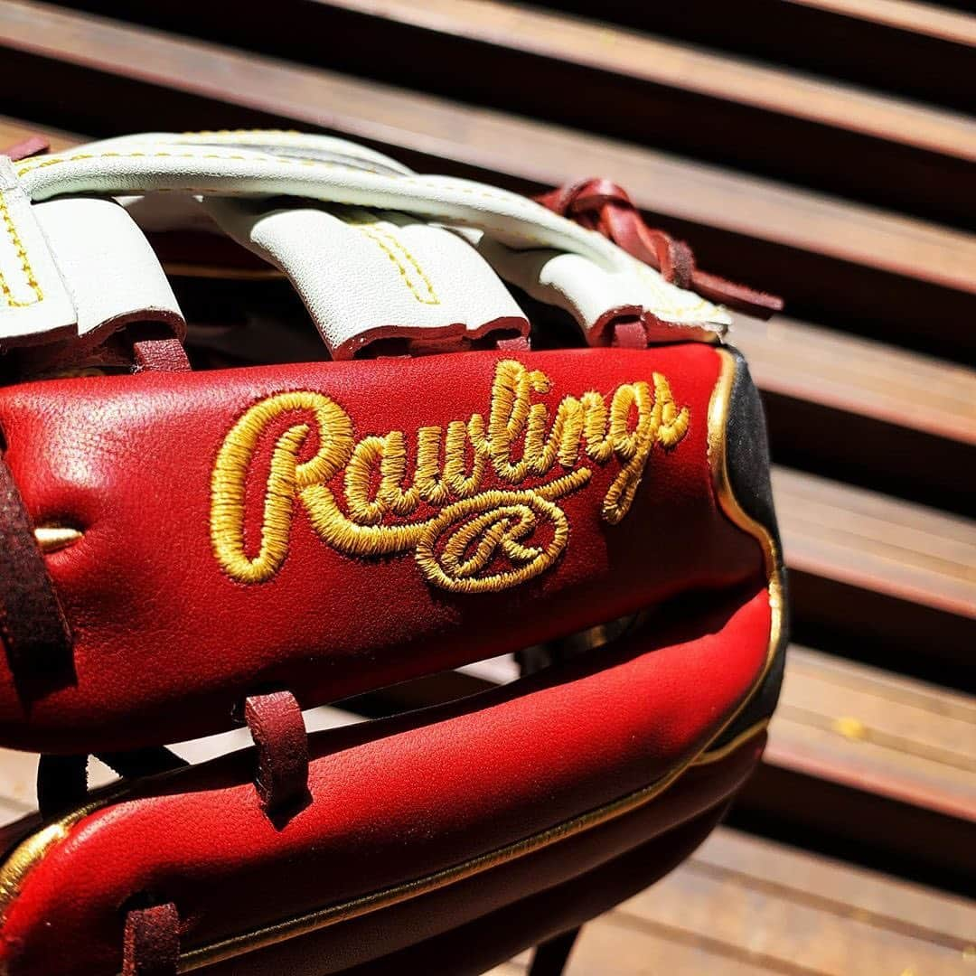 Rawlings Japanさんのインスタグラム写真 - (Rawlings JapanInstagram)「#Repost @spotaka_baseball_89 with @get_repost ・・・ . 、 、 【Rawlings HOH®︎ Major Style ~New Model~】 、 、 最近、 こっち系のエロいの配色 すっきゃわ〜！！！ 、 、 、 年齢を重ねるごとに 異性の好みが変わるように、 グラブの好みも変わりますよね。 、 、 僕は中学生の頃、 #アヴリル・ラビィーン が めちゃめちゃ好きやったけど、 今は #松本まりか さんが好き。 、 、 、 誰が興味あんねん！！！ 、 、 、 、 、 あっ。 またグラブの説明するの忘れてた… 、 サイズは11.25inchの小ぶりサイズ。 、 野球女子にもオススメ。 、 、 【Rawlings HOH®︎ Major Style】 ・Product/GRXHMN62W ・Color/BLACK×SHELLY ・Size/11.75inch ・Price/¥19,500+tax 、 、 、 、 #ローリングス #グラブ #グローブ #オーダーグローブ じゃないよ #かっこいい #かわいい #おしゃれ  #野球女子 にもオススメ #女子 #ギャル も野球しませんか？笑 #スポタカ #ベースボール #大阪  #大学野球 #高校野球 #草野球  #少年野球 #野球 #ソフトボール  #spotaka #baseball #softball  #mlb #rawlings #rggc #glove  #avrillavigne @rawlings_japan_llc」5月2日 10時31分 - rawlings_japan_llc