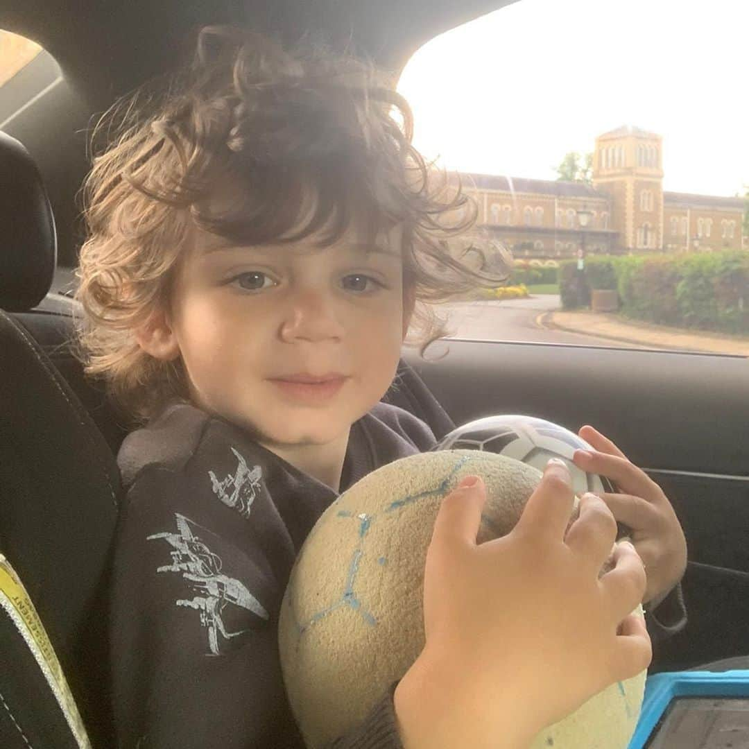 ジェイ・ボスロイドさんのインスタグラム写真 - (ジェイ・ボスロイドInstagram)「He goes everywhere with his footballs! Always practicing👌🏽 2 years old, I’m impressed 😄 Hardwork&dedication already.... ❤️❤️ #prodigy」5月2日 10時36分 - jaybothroyd